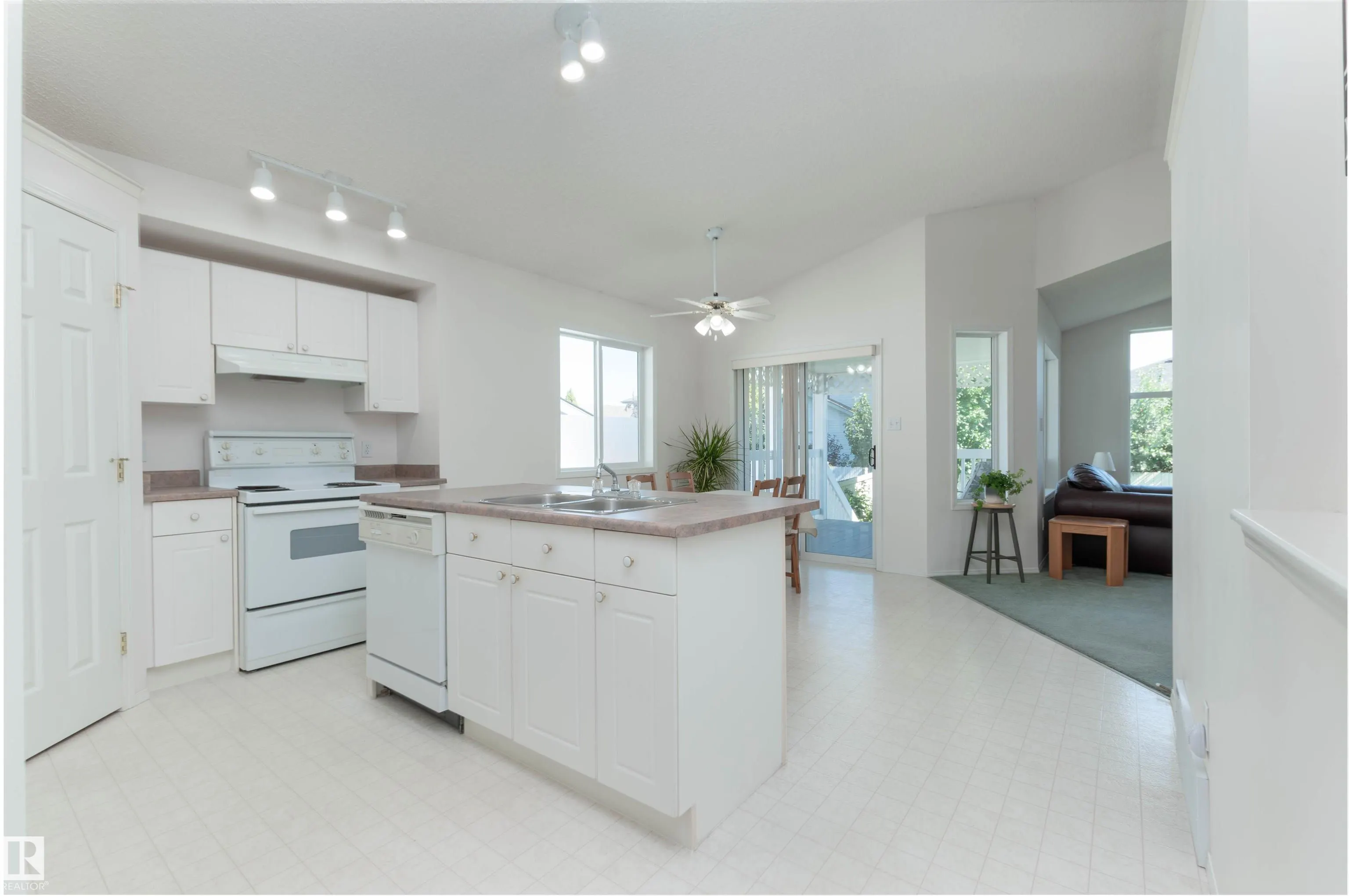 216 RAINBOW Crescent