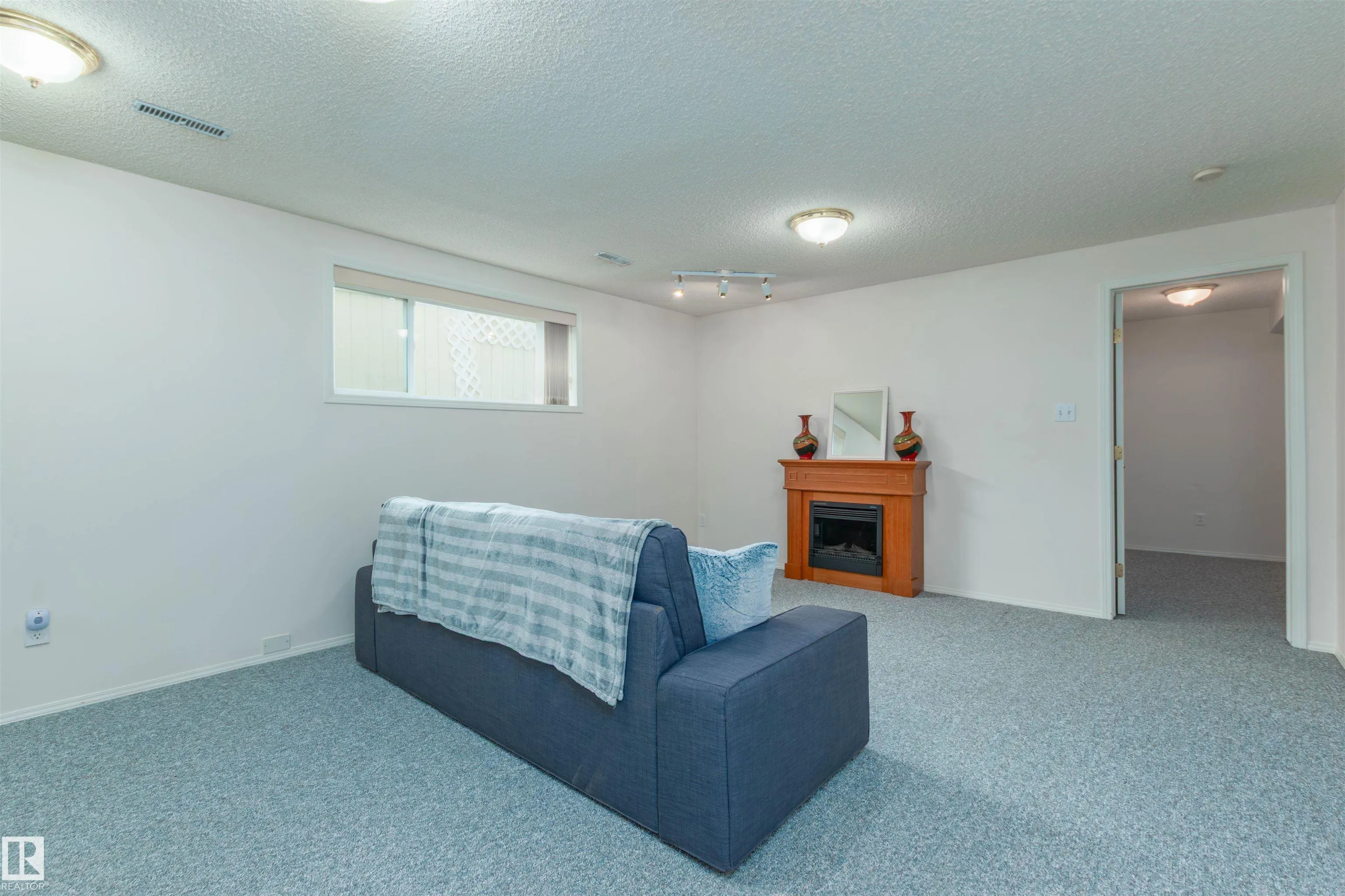 216 RAINBOW Crescent