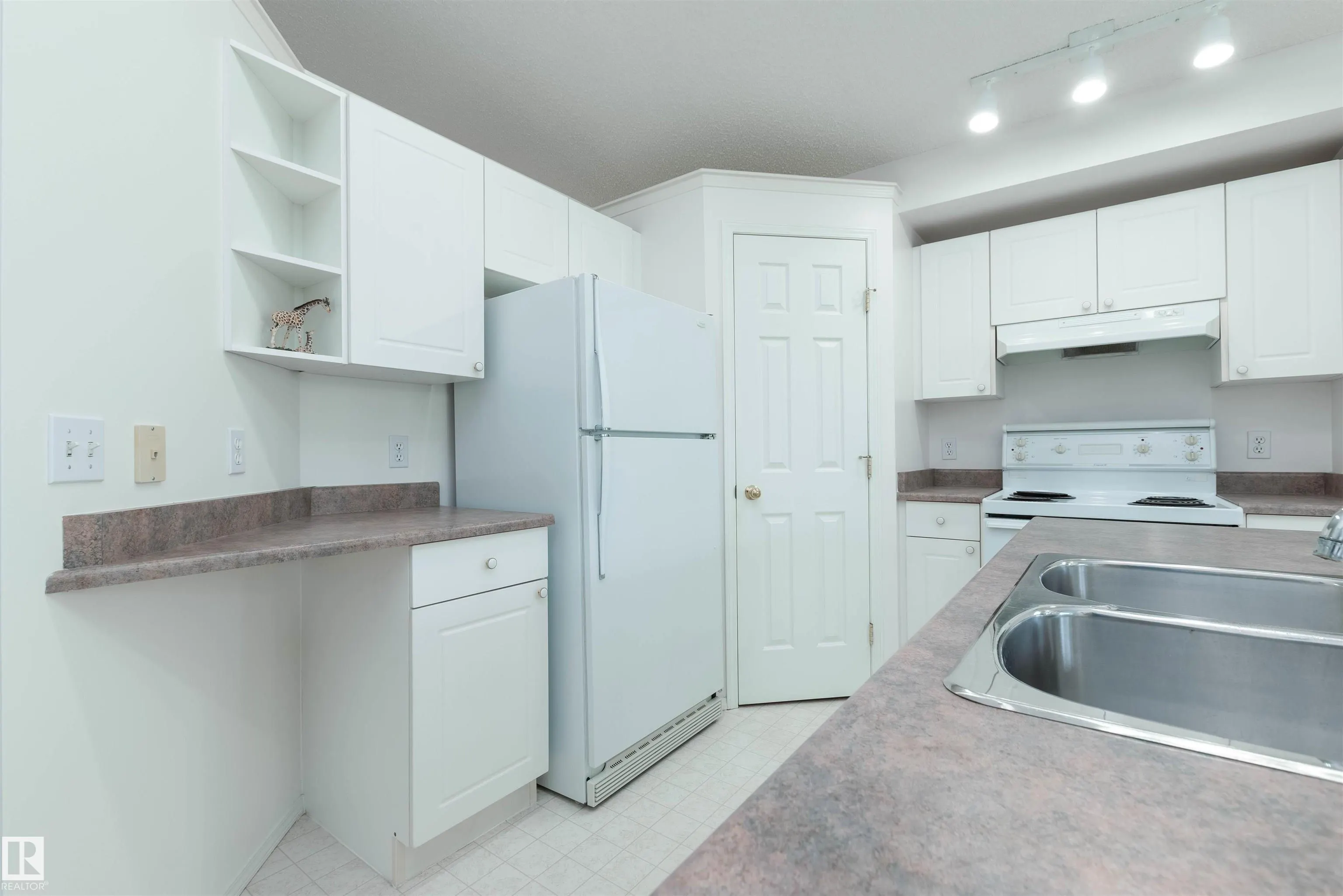216 RAINBOW Crescent