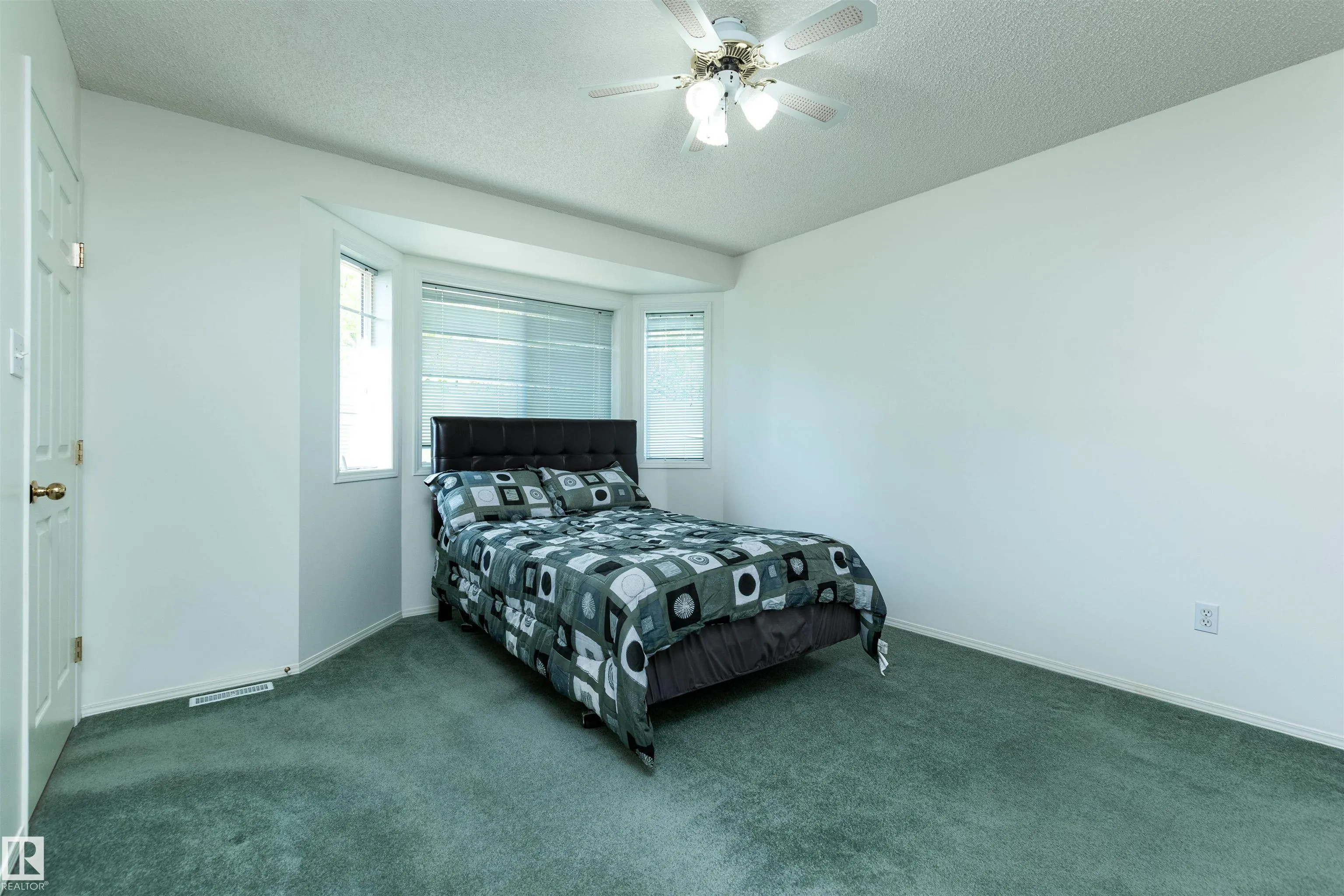 216 RAINBOW Crescent
