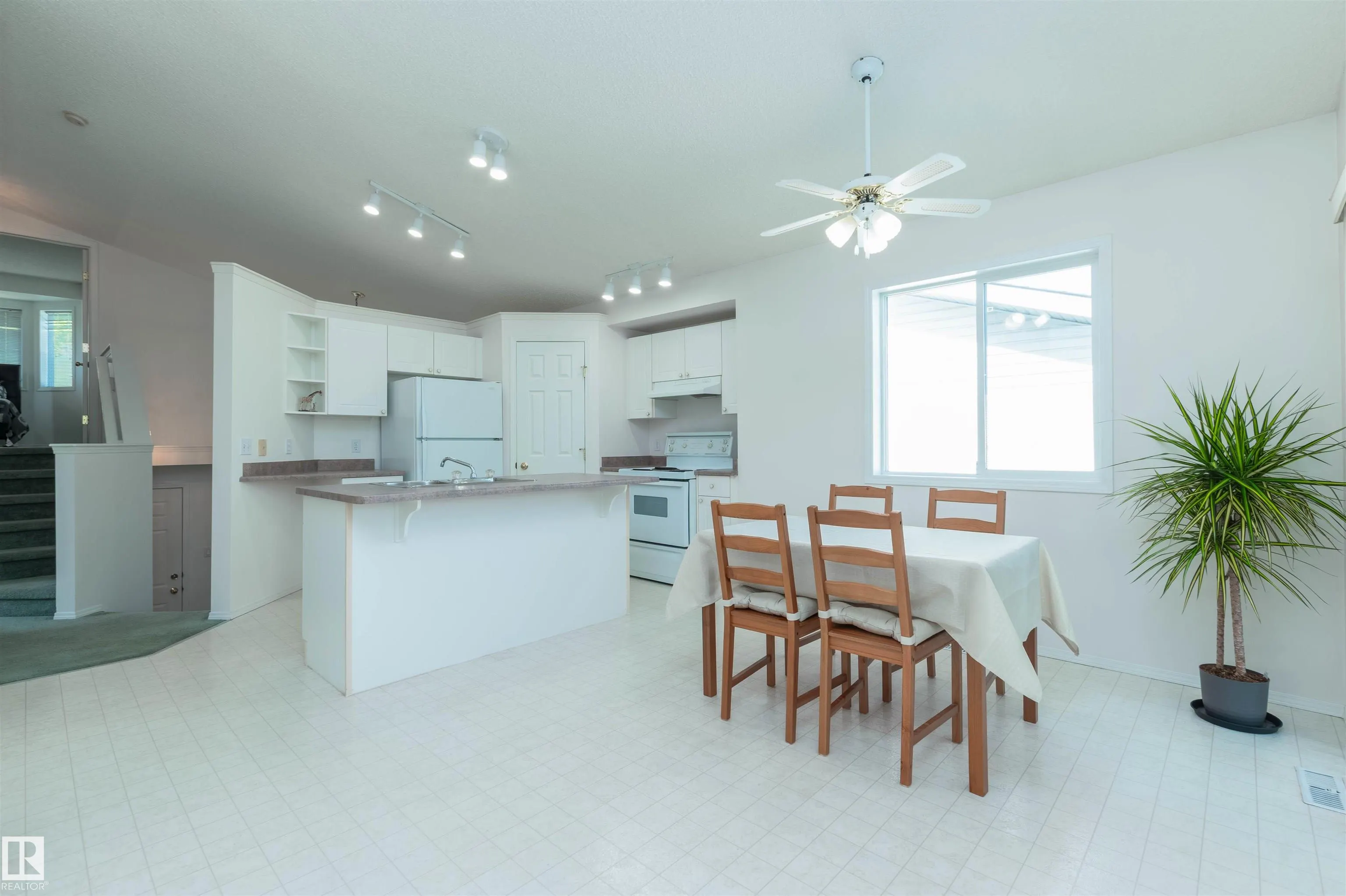 216 RAINBOW Crescent