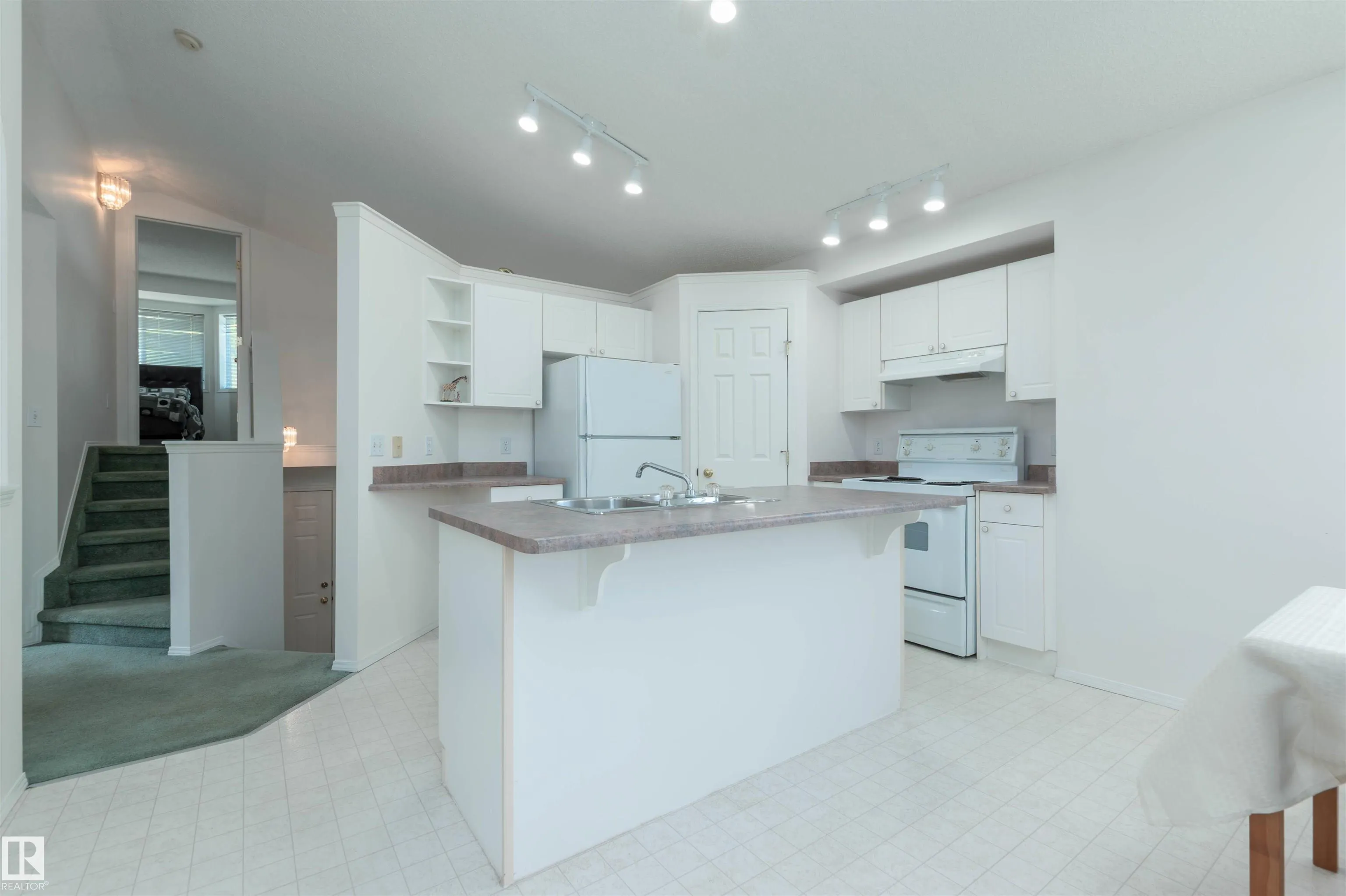 216 RAINBOW Crescent