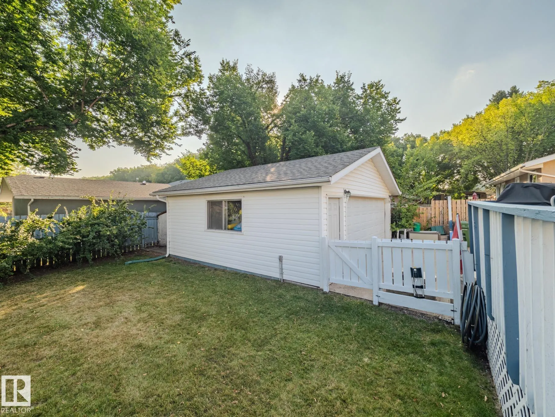 50 FLAGSTONE Crescent