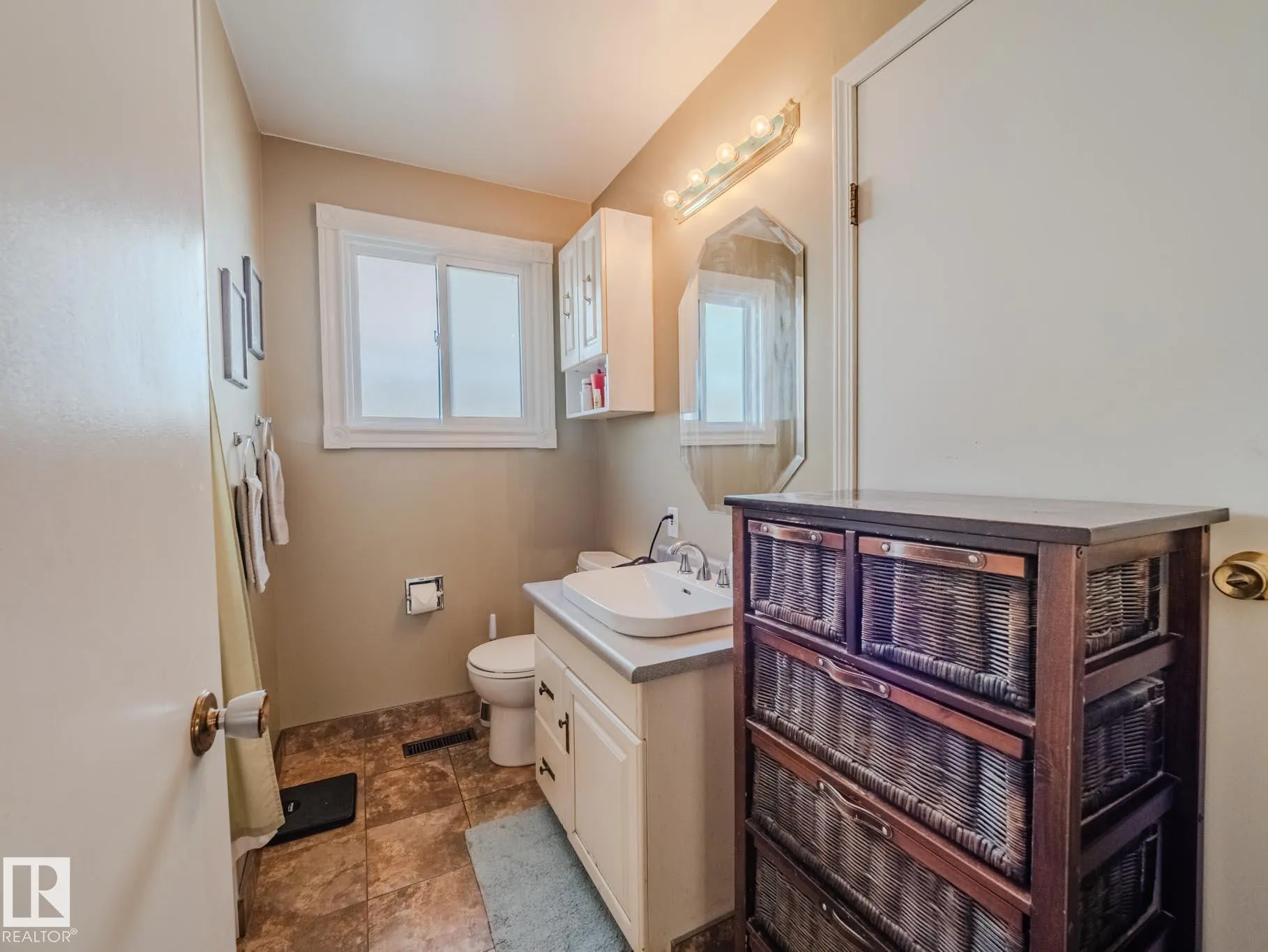 50 FLAGSTONE Crescent