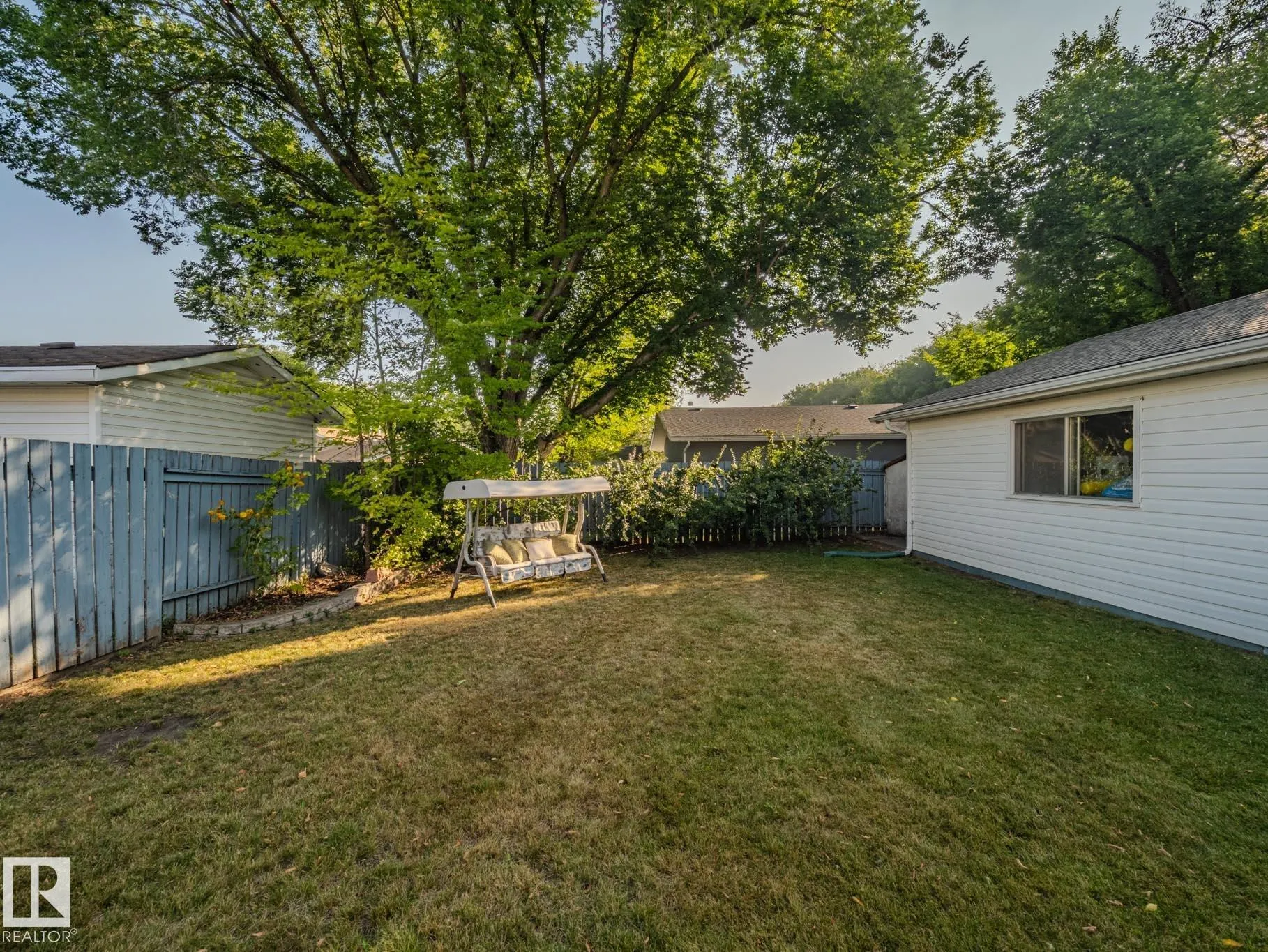 50 FLAGSTONE Crescent
