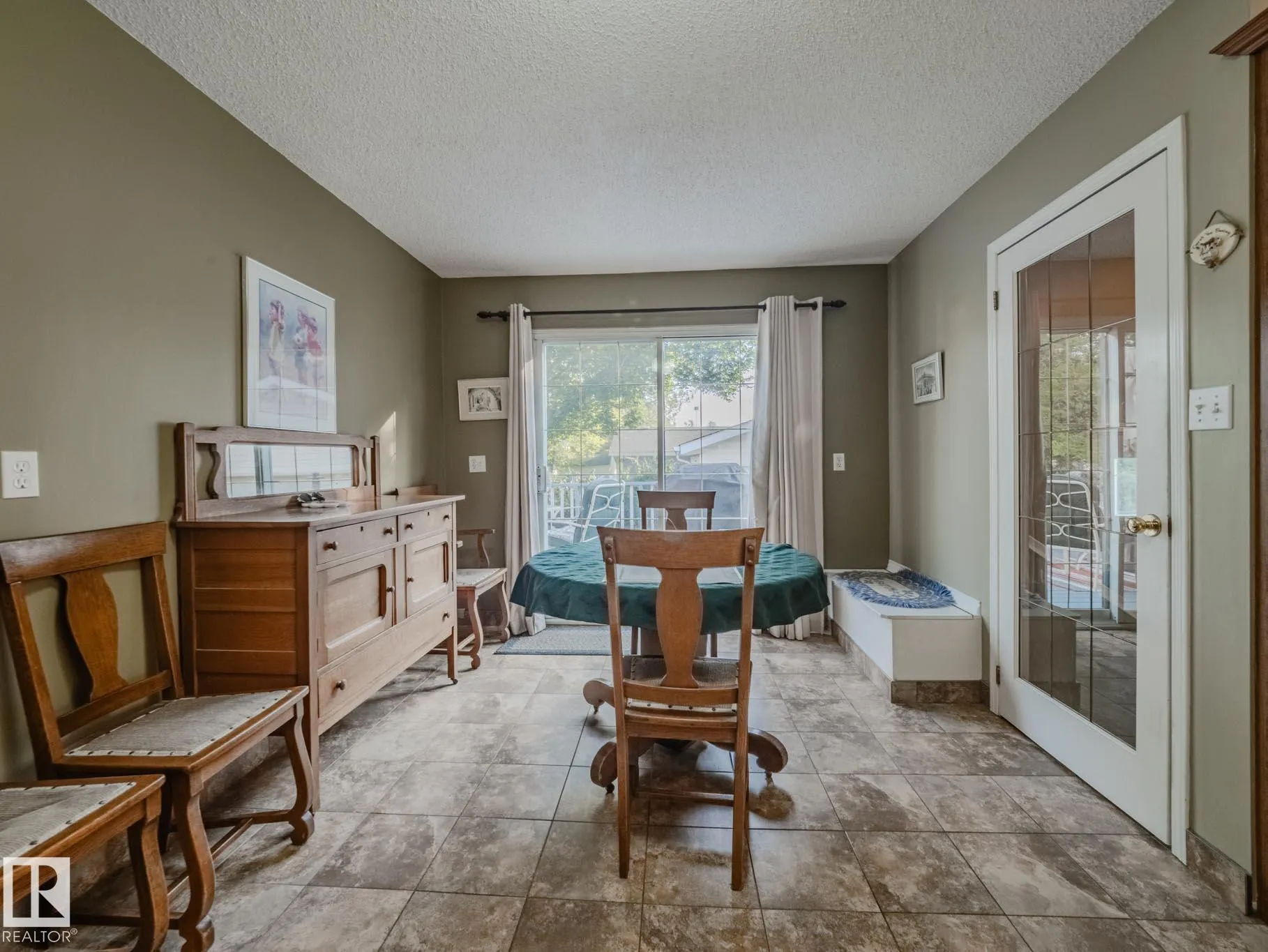 50 FLAGSTONE Crescent