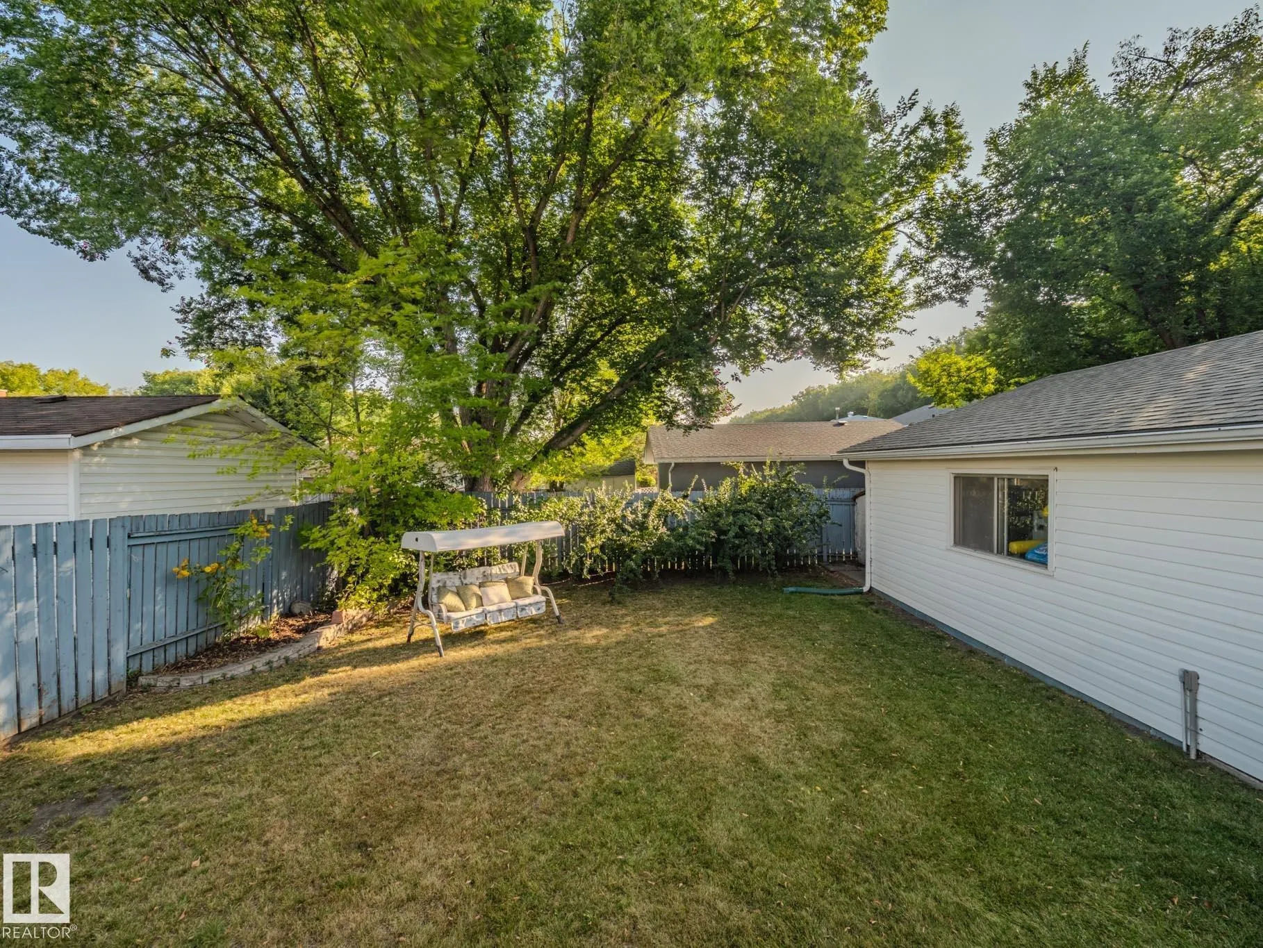 50 FLAGSTONE Crescent