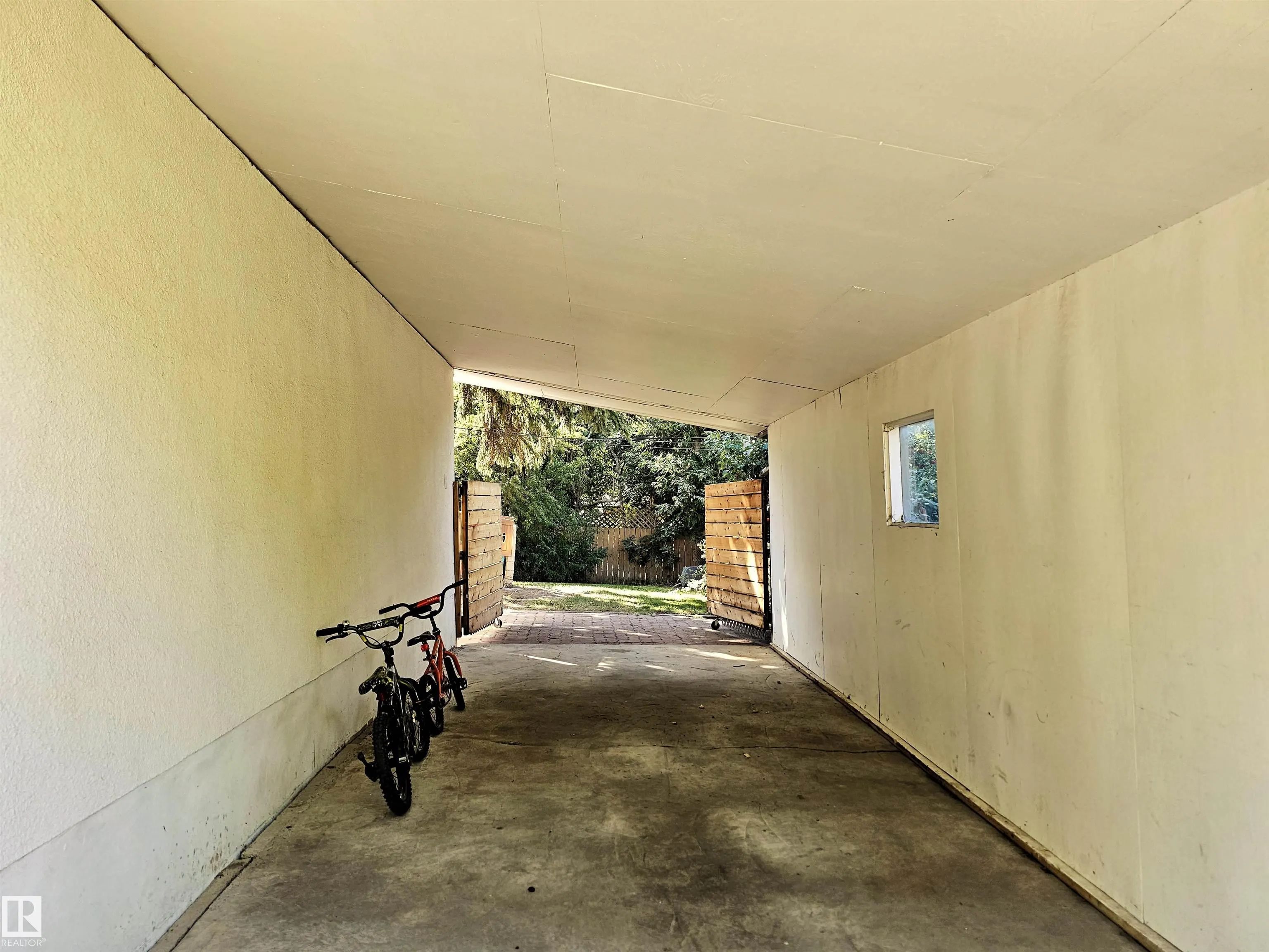 47 GLENMORE Crescent