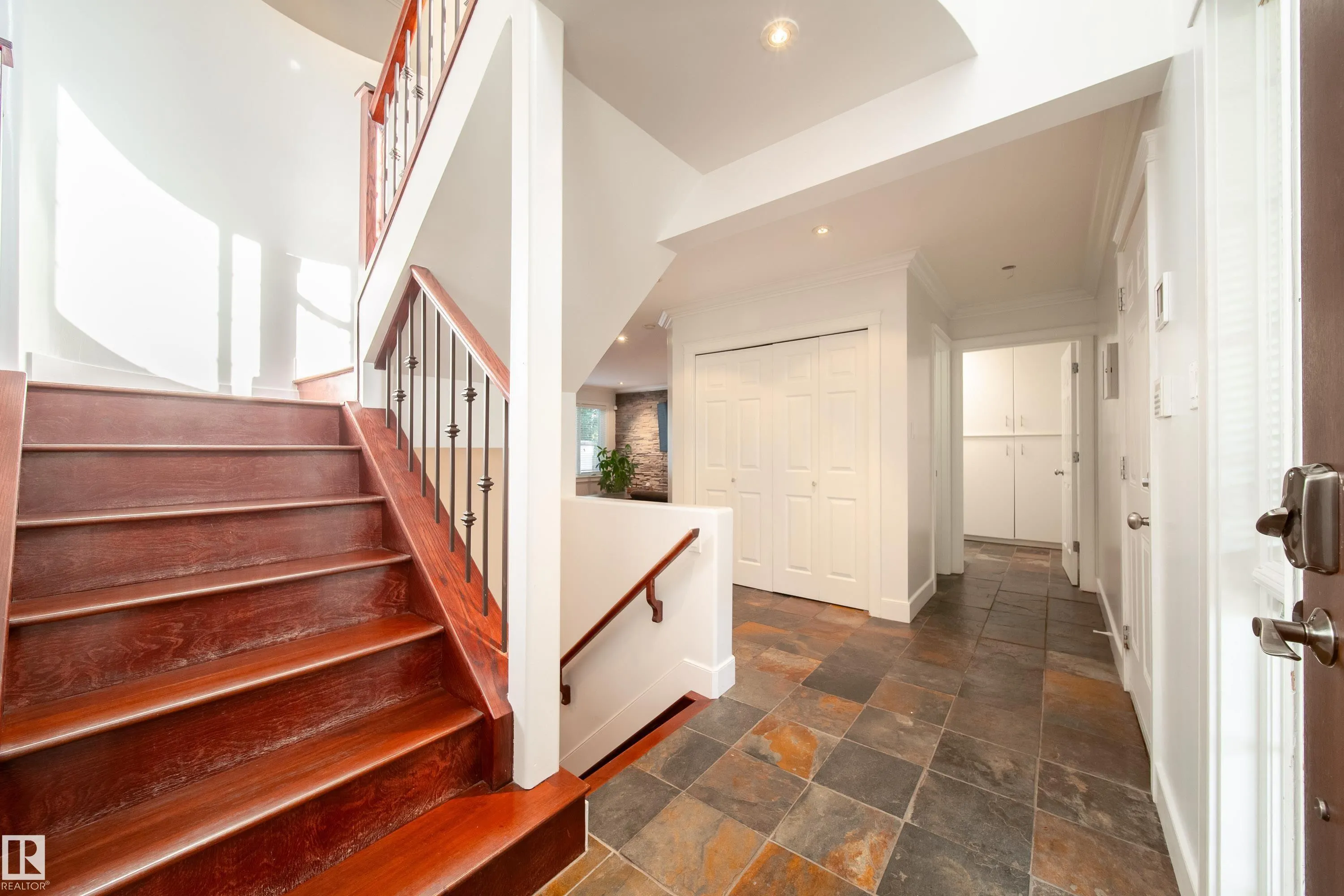 89 DUFFERIN Street