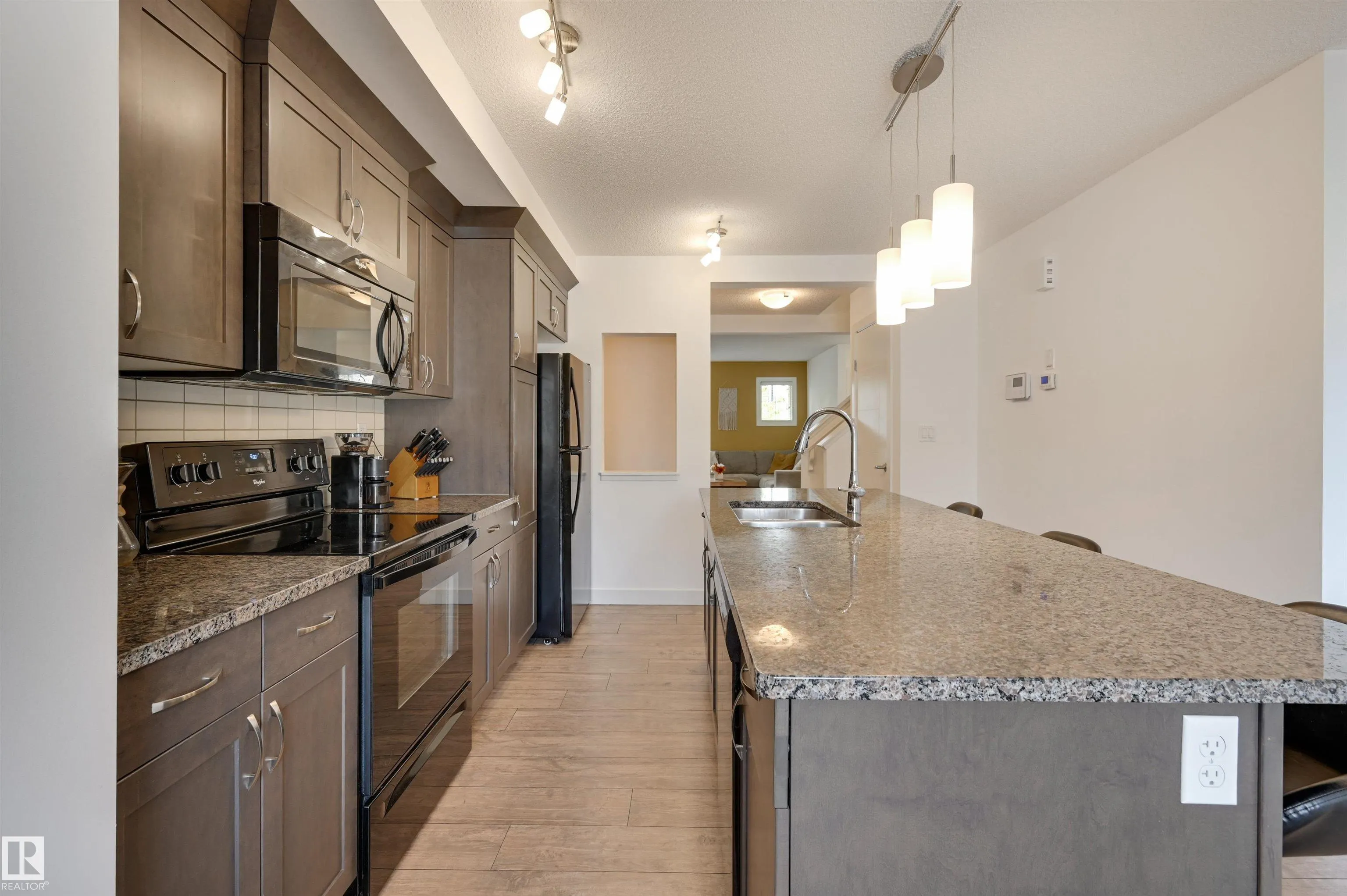 7343 EDGEMONT Way