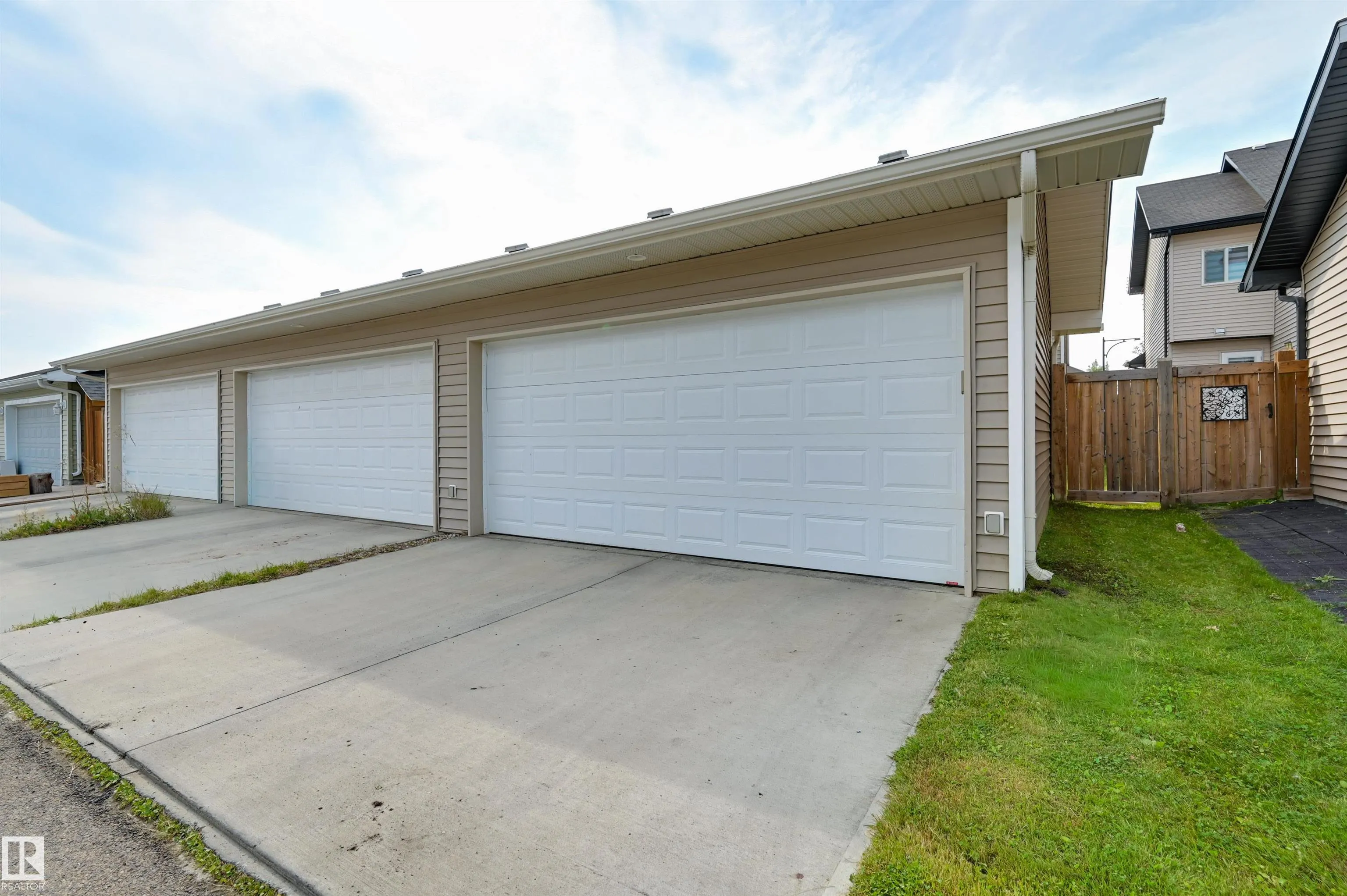 7343 EDGEMONT Way