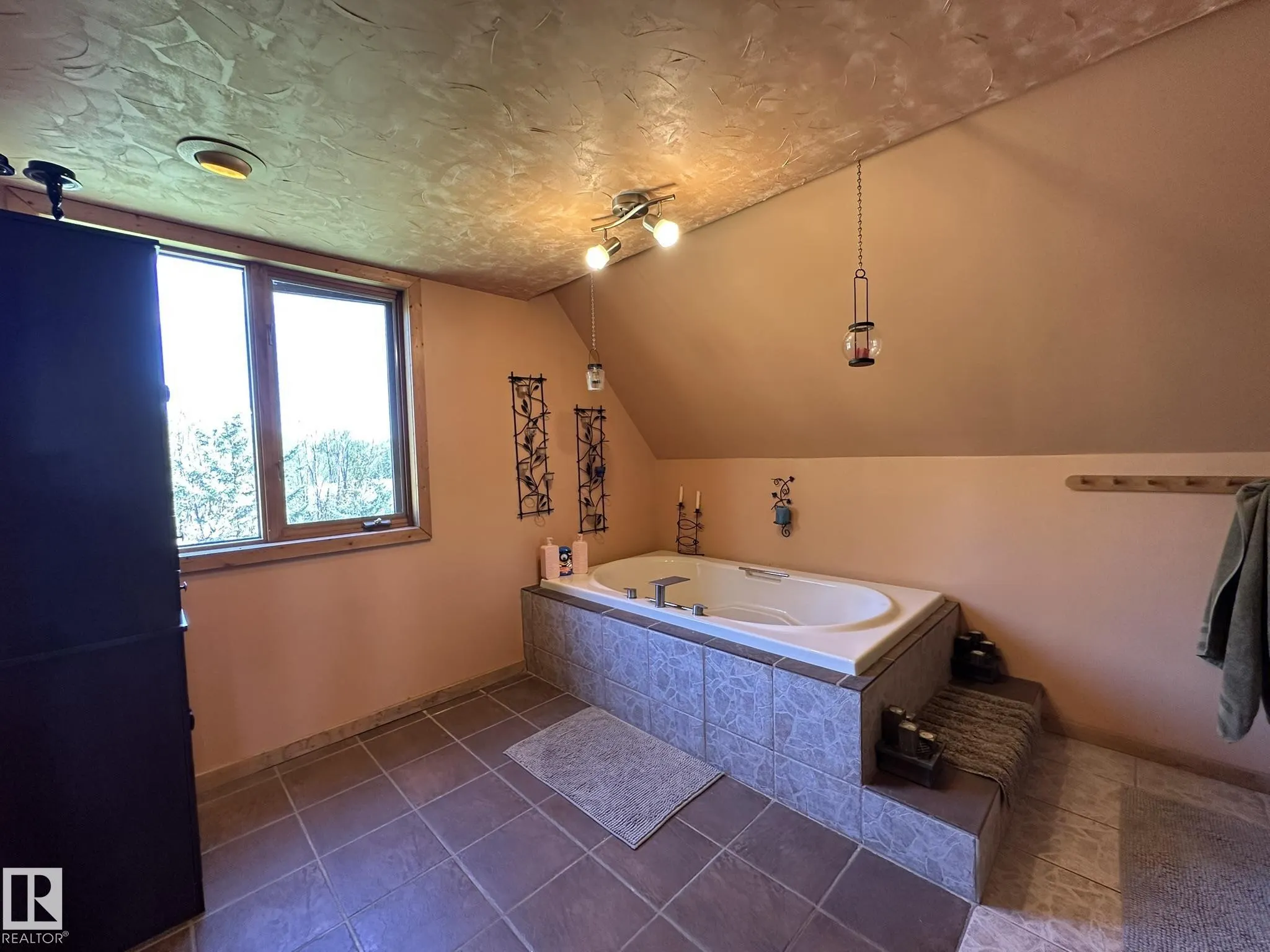 17401 Victoria Trail