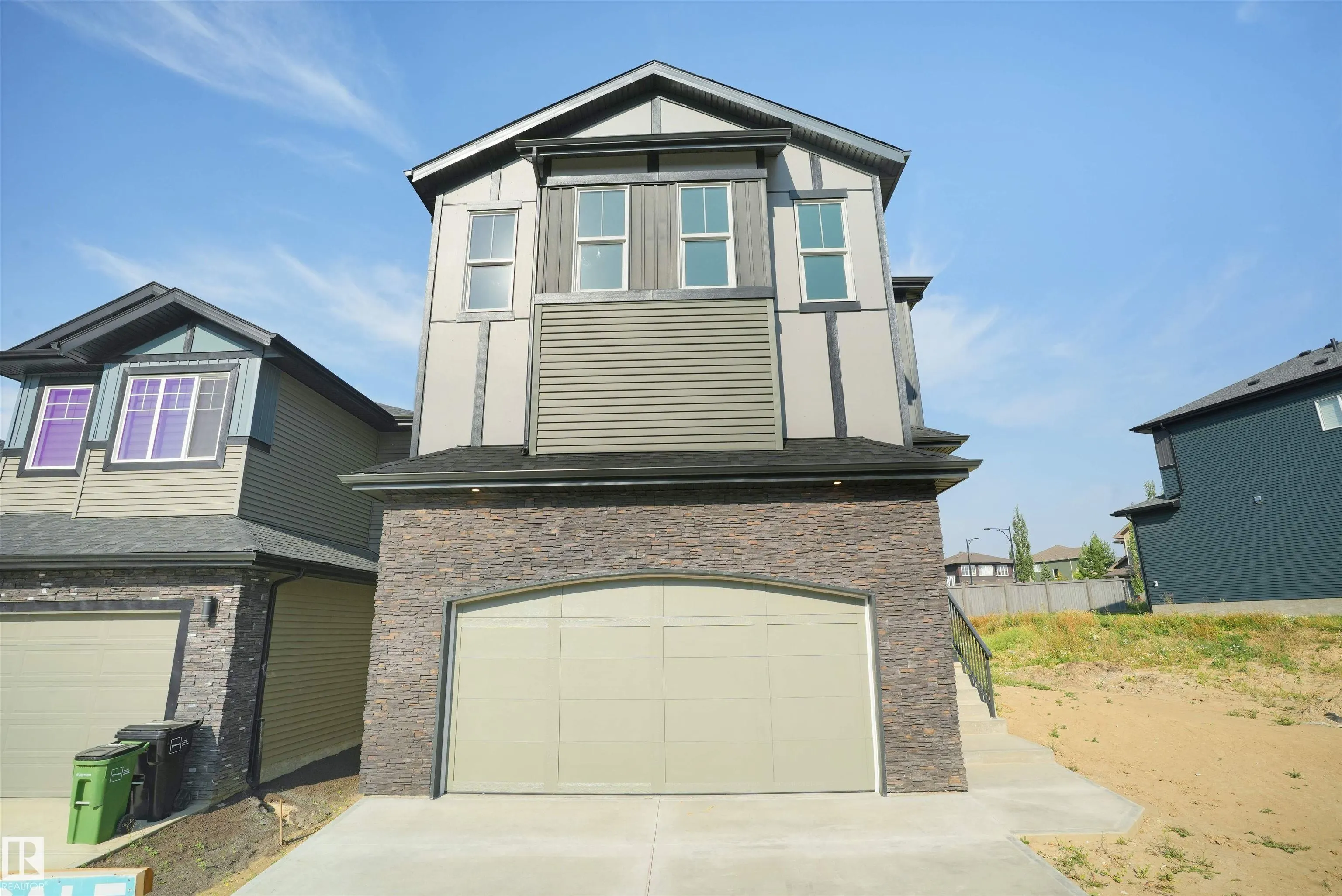 1142 GYRFALCON Crescent