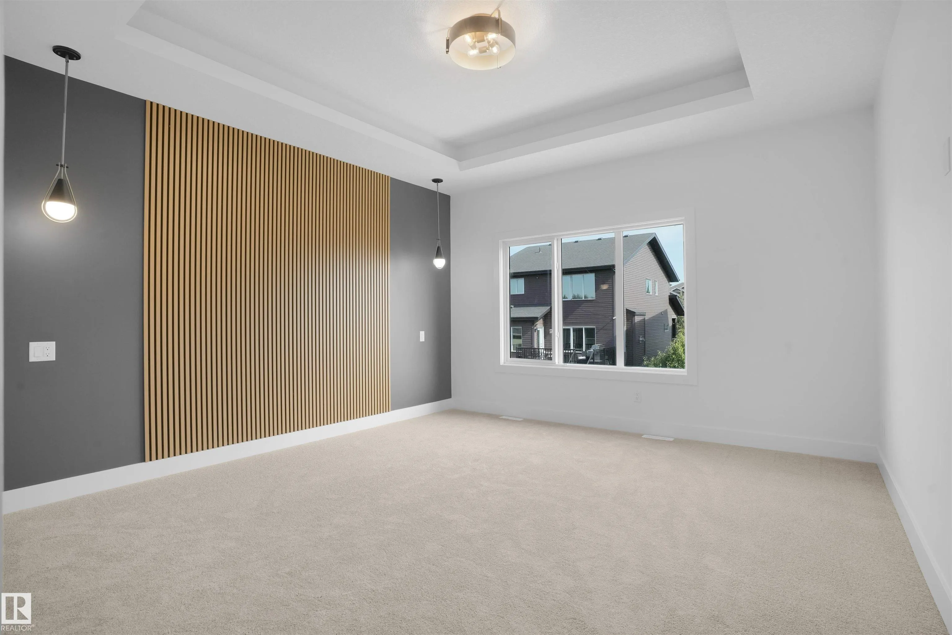 1142 GYRFALCON Crescent
