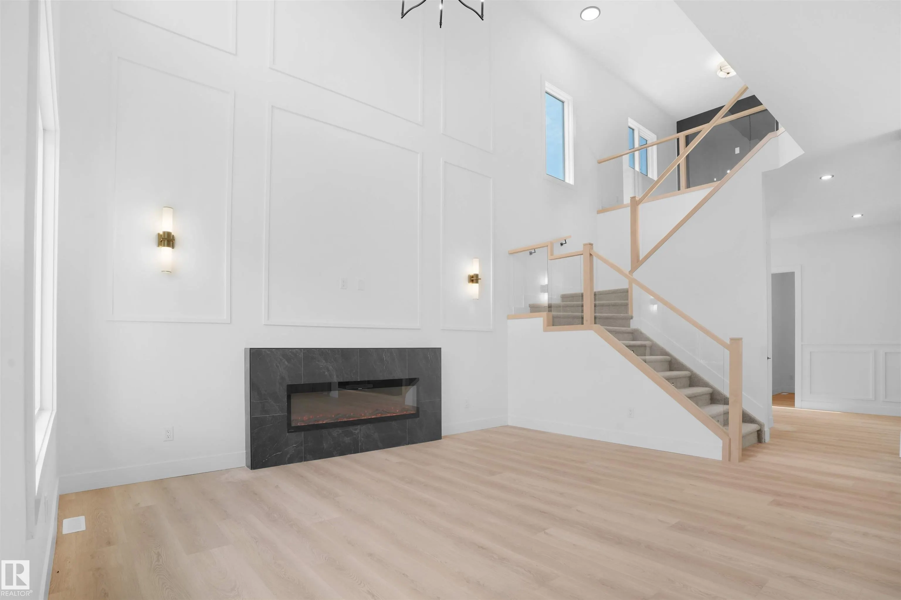 1142 GYRFALCON Crescent
