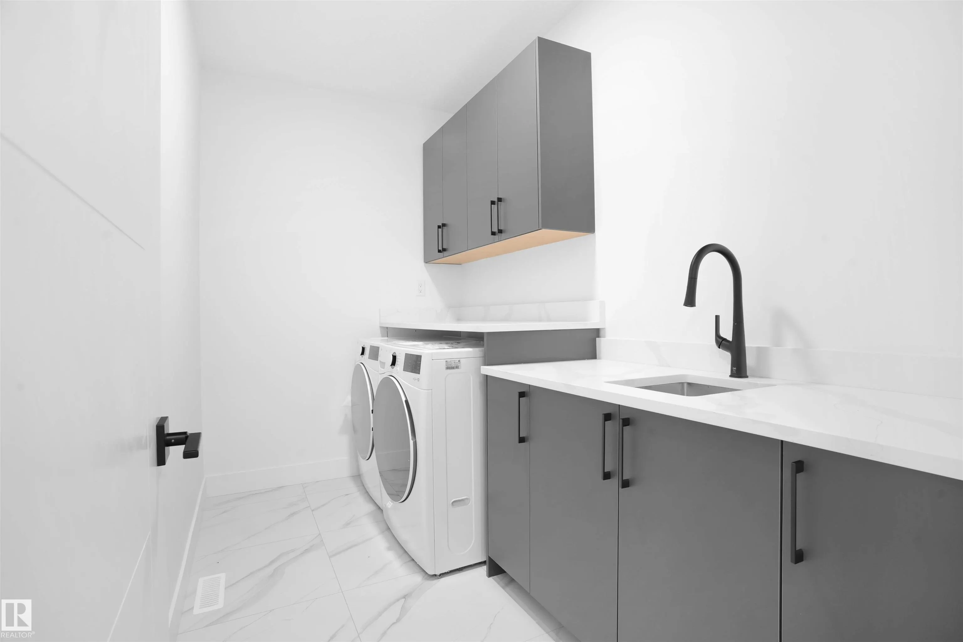 1142 GYRFALCON Crescent