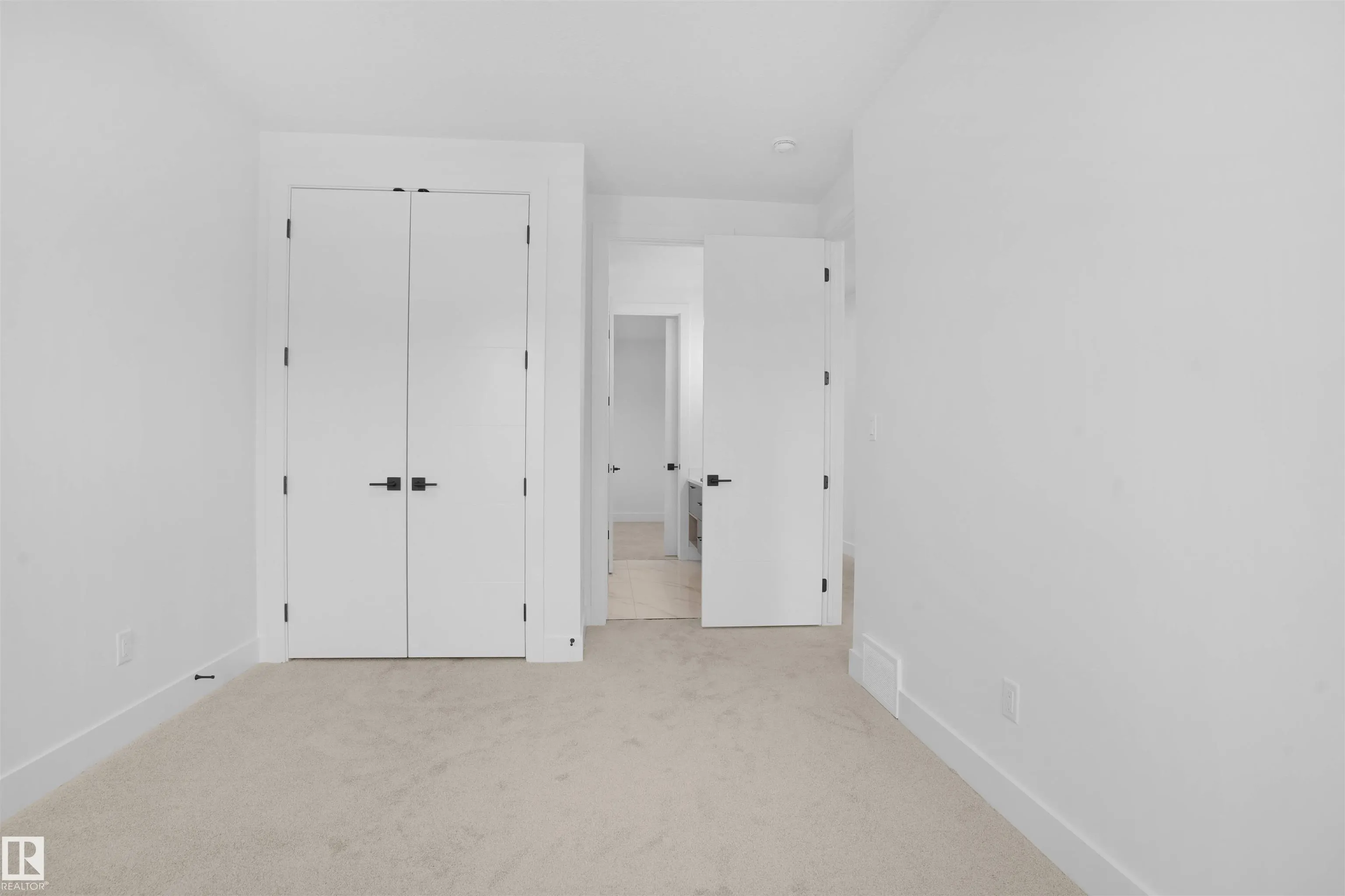 1142 GYRFALCON Crescent