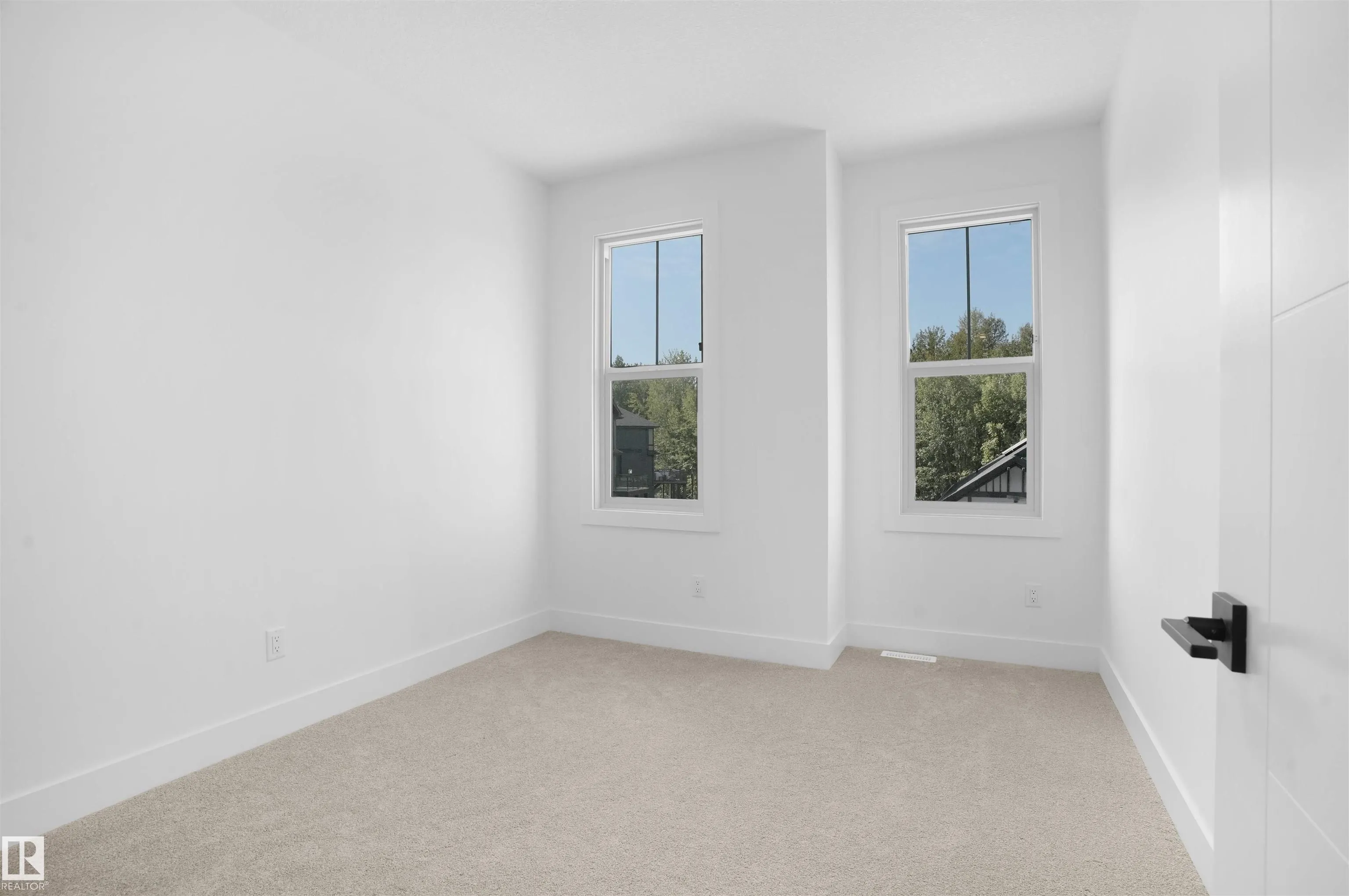 1142 GYRFALCON Crescent