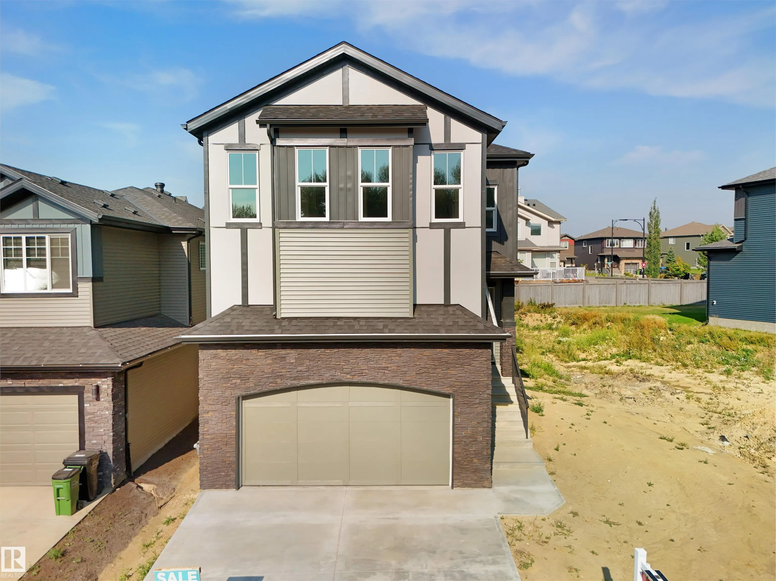 1142 GYRFALCON Crescent