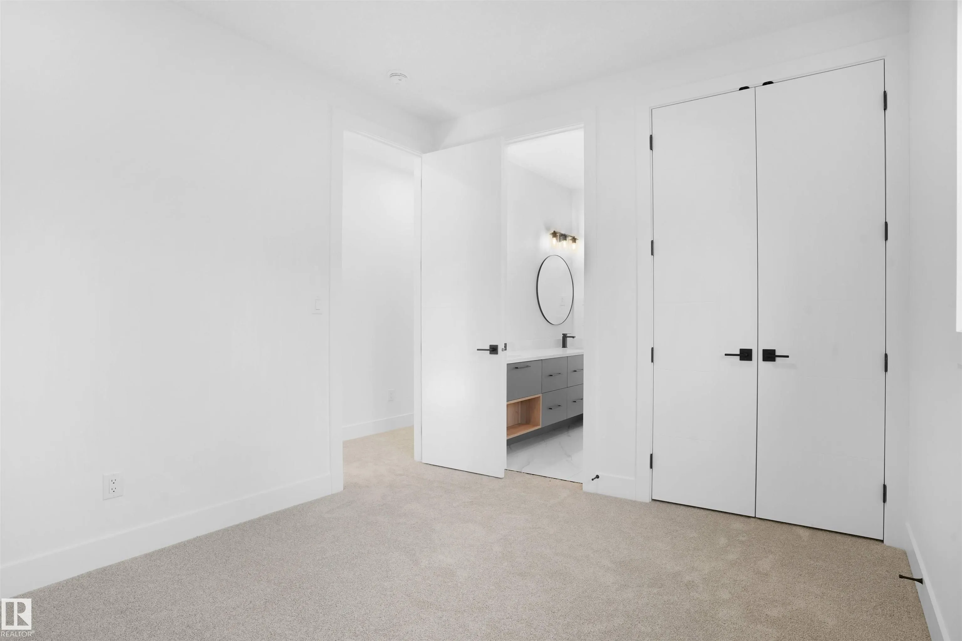 1142 GYRFALCON Crescent