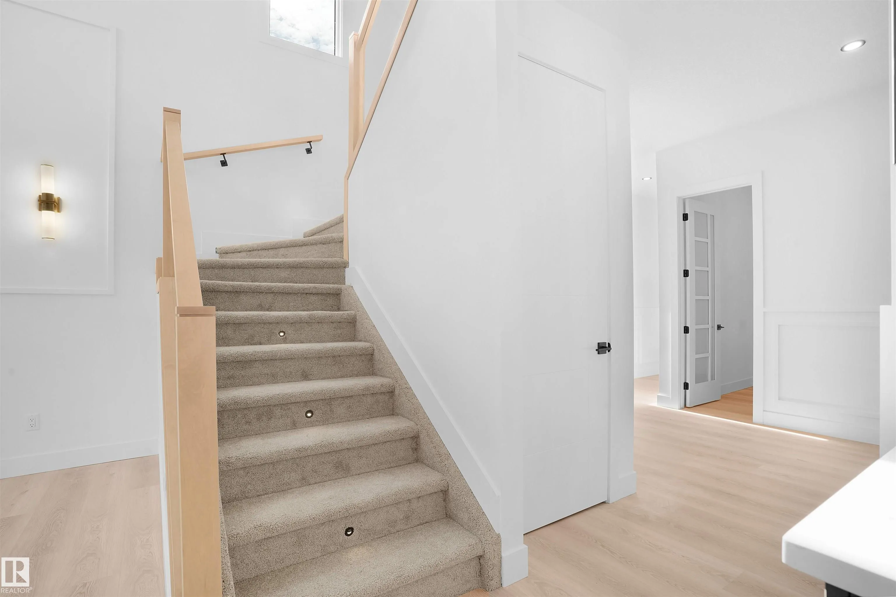 1142 GYRFALCON Crescent