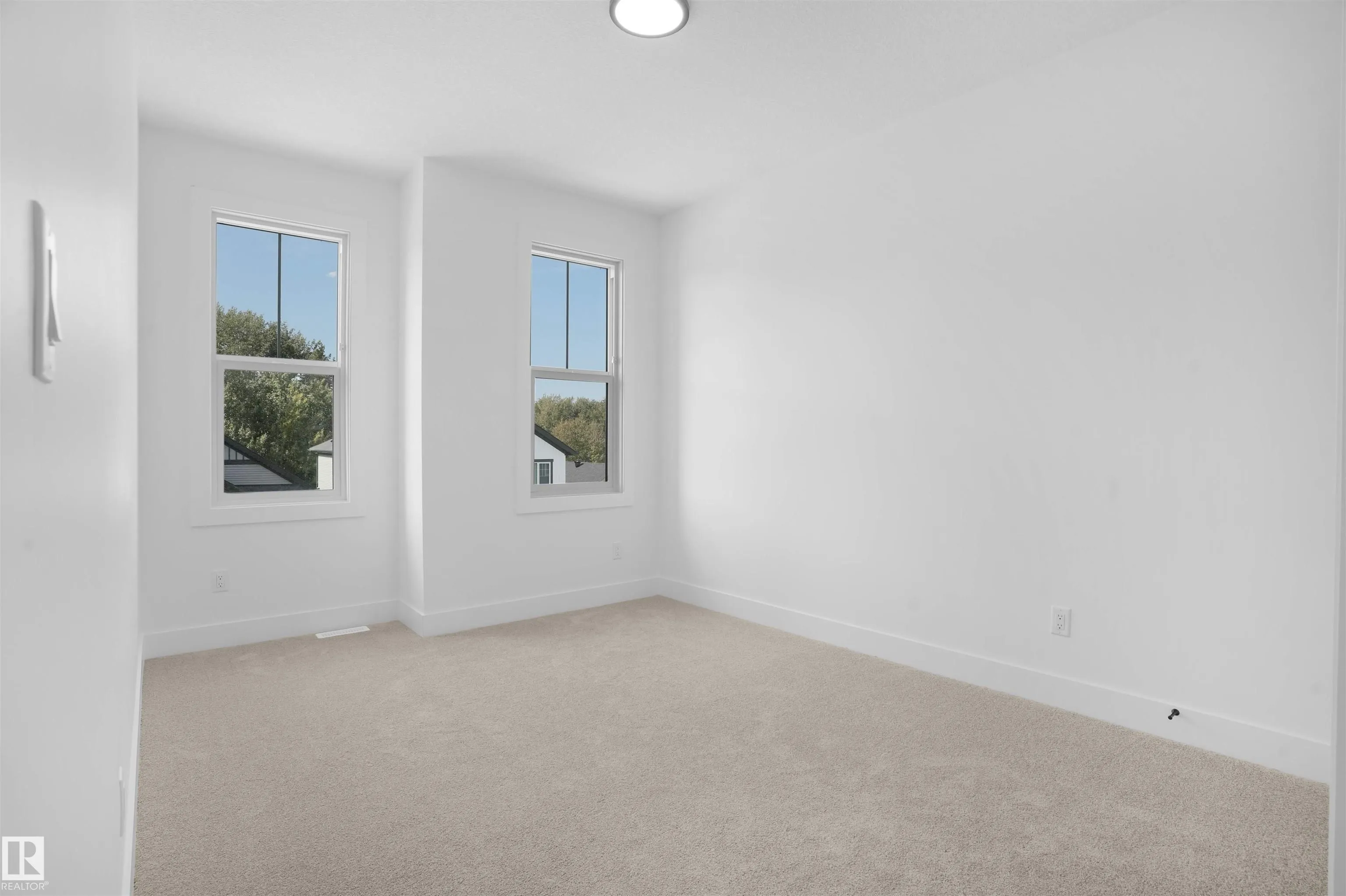 1142 GYRFALCON Crescent