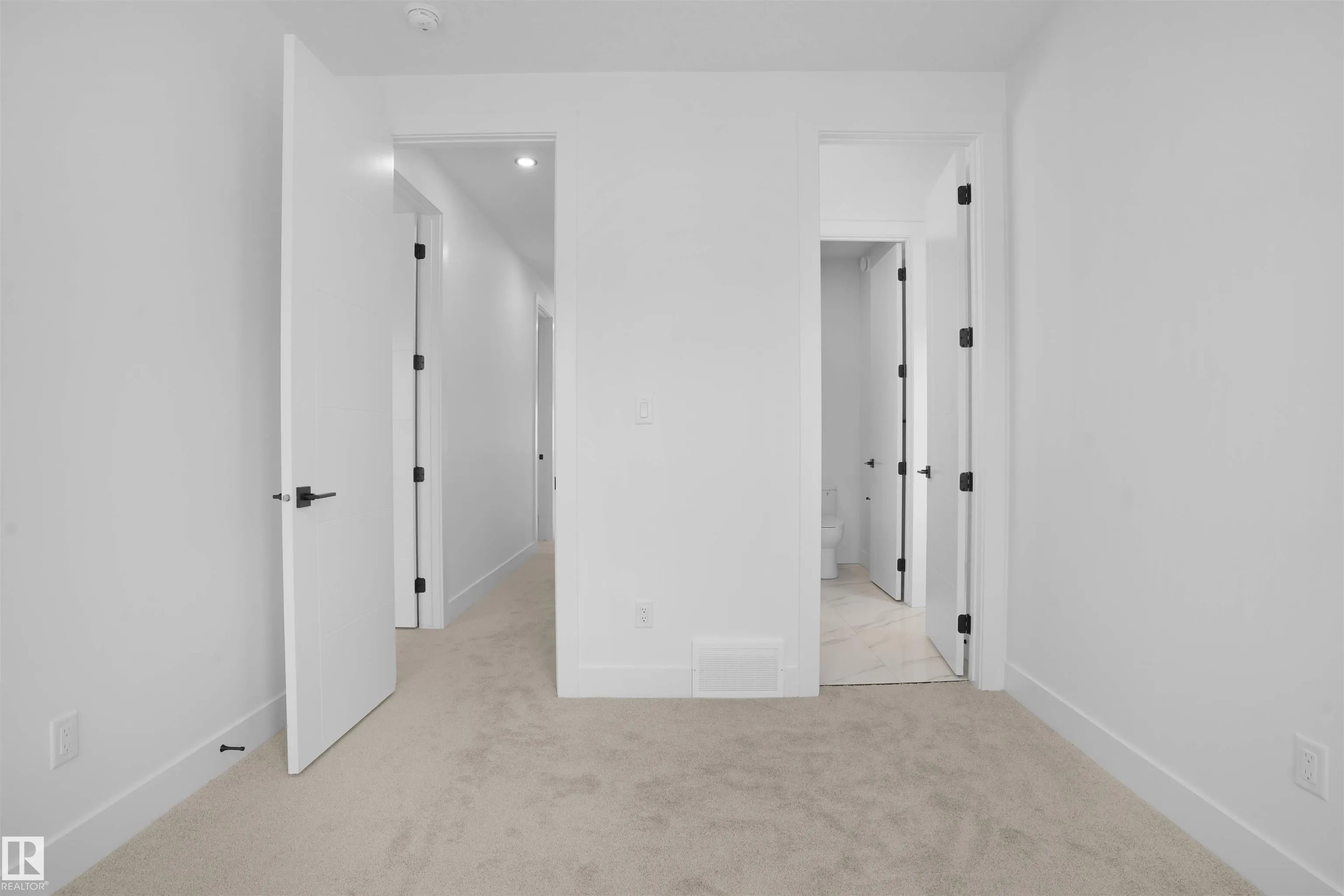 1142 GYRFALCON Crescent