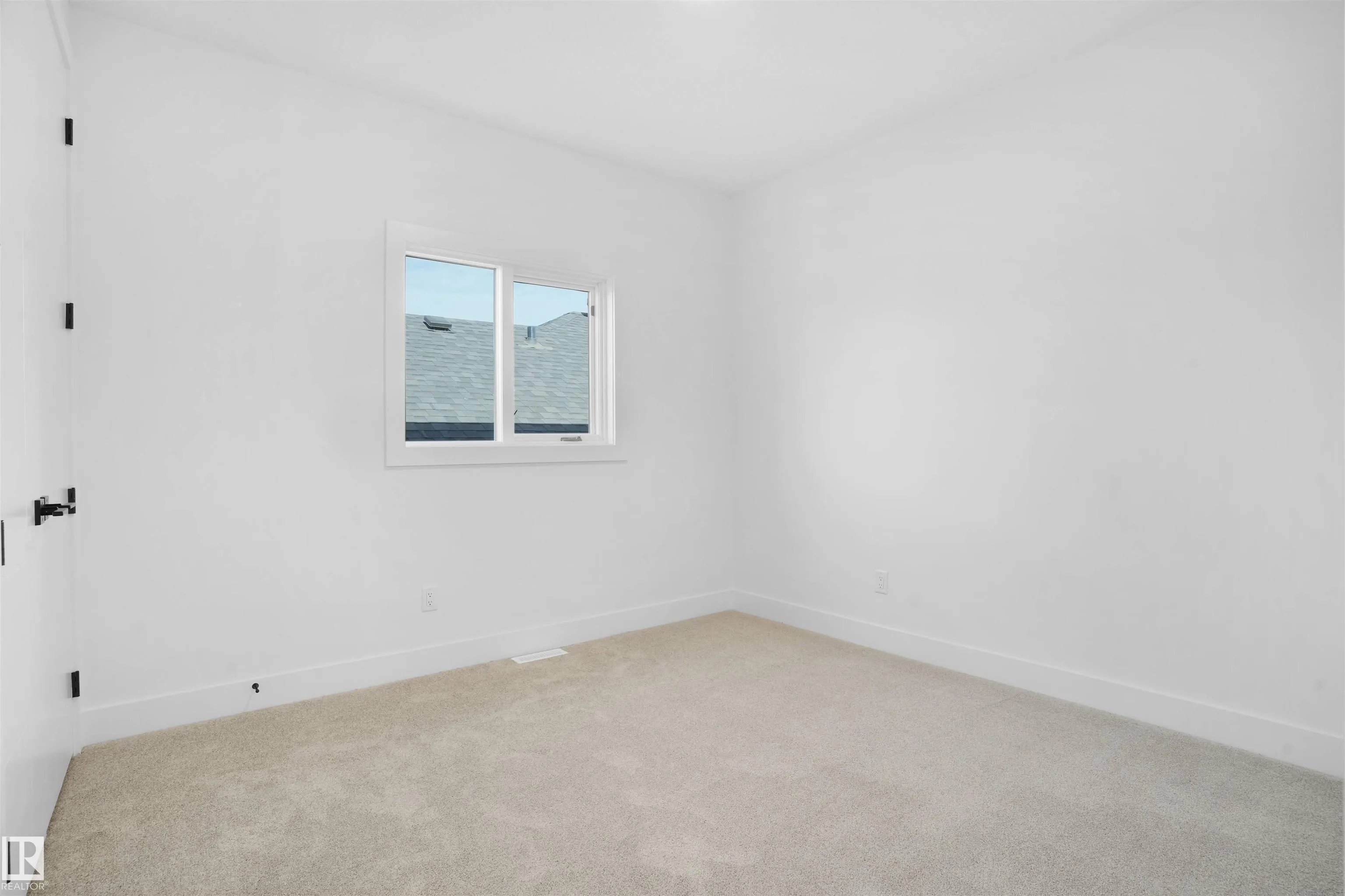 1142 GYRFALCON Crescent