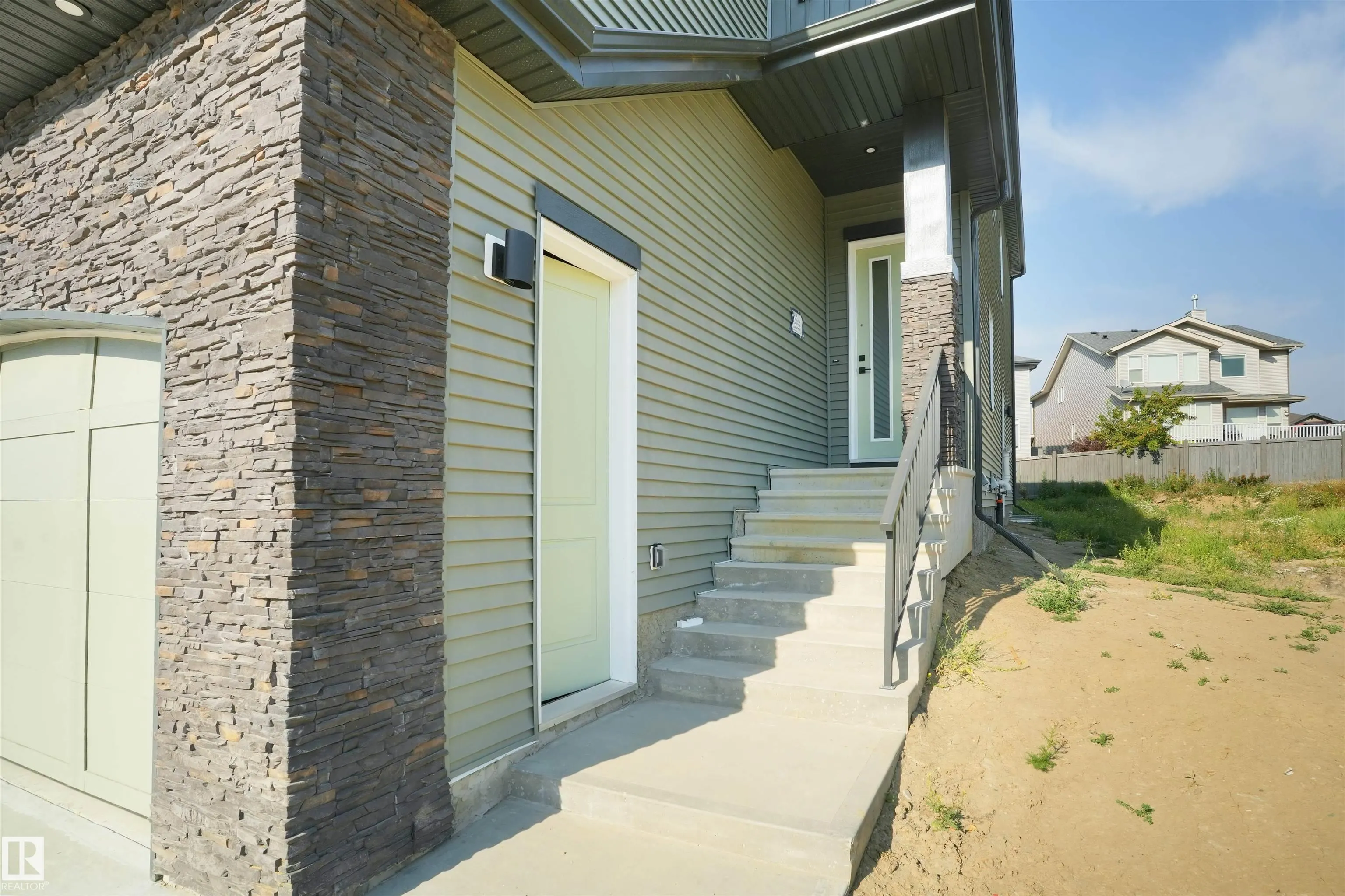 1142 GYRFALCON Crescent