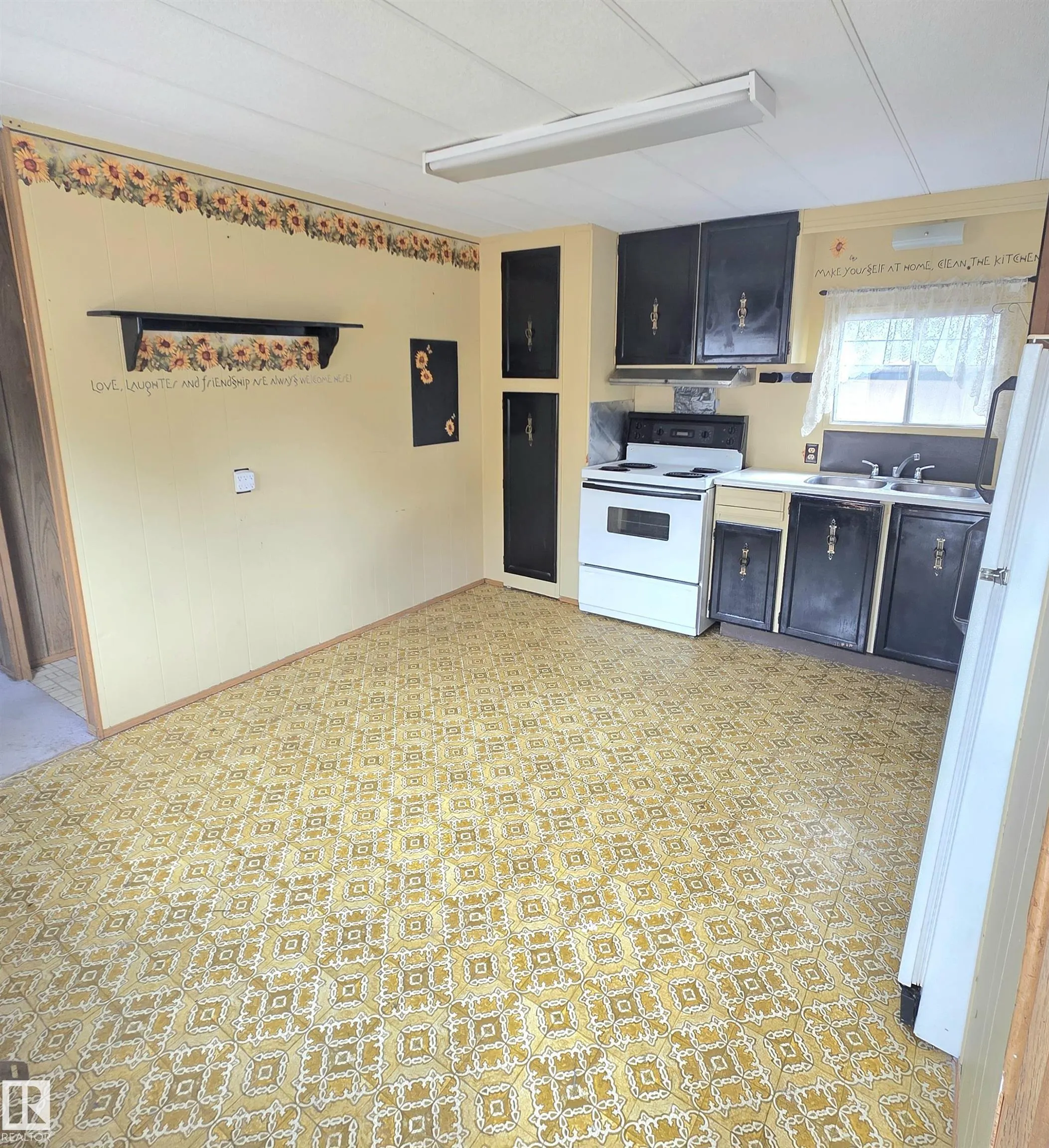 #4 5002 56 Avenue