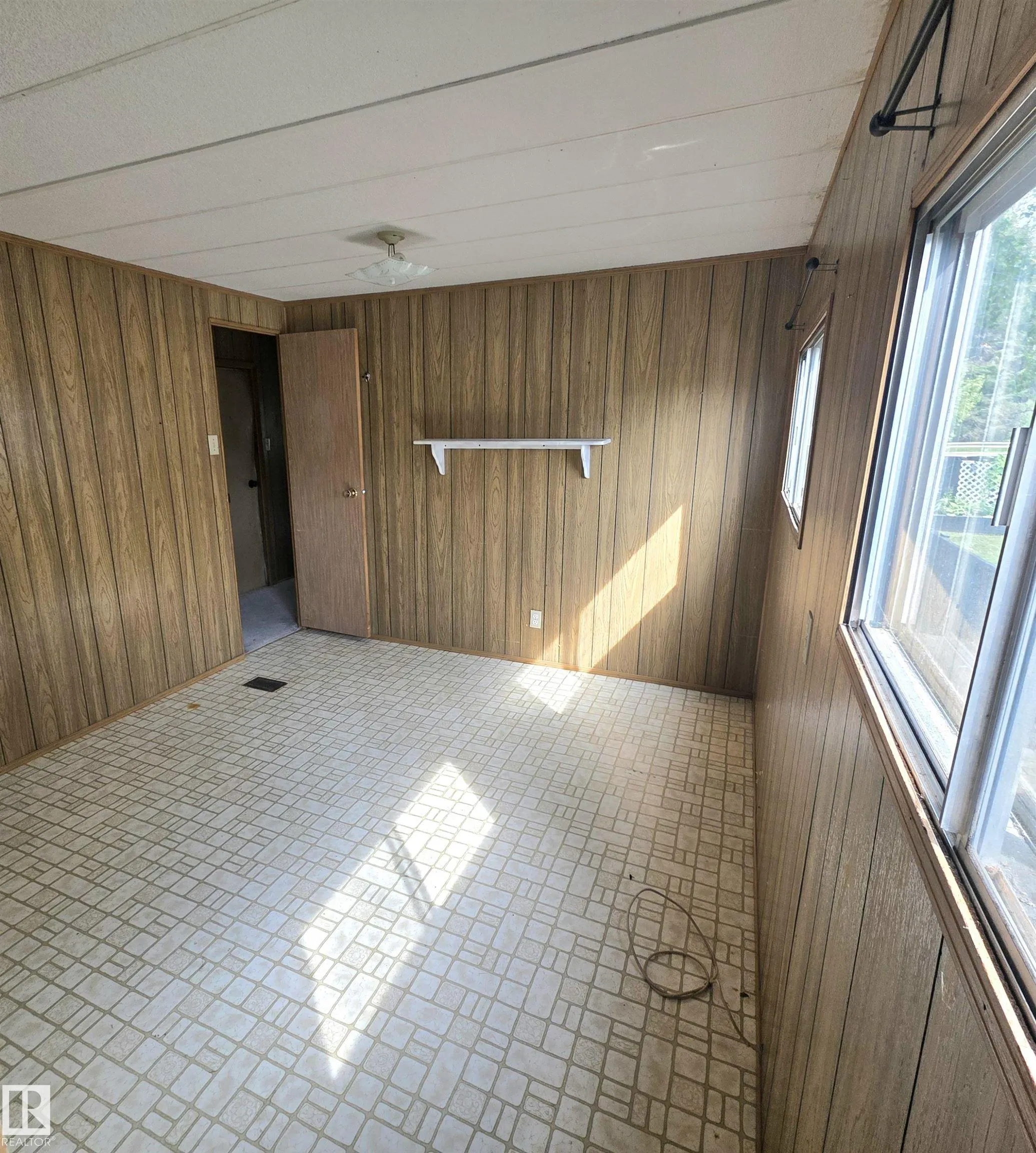 #4 5002 56 Avenue
