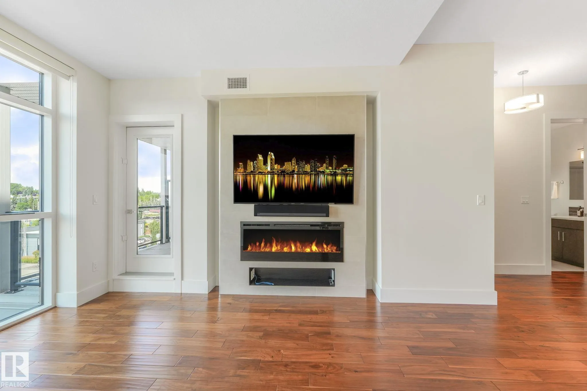 200 BELLEROSE Drive