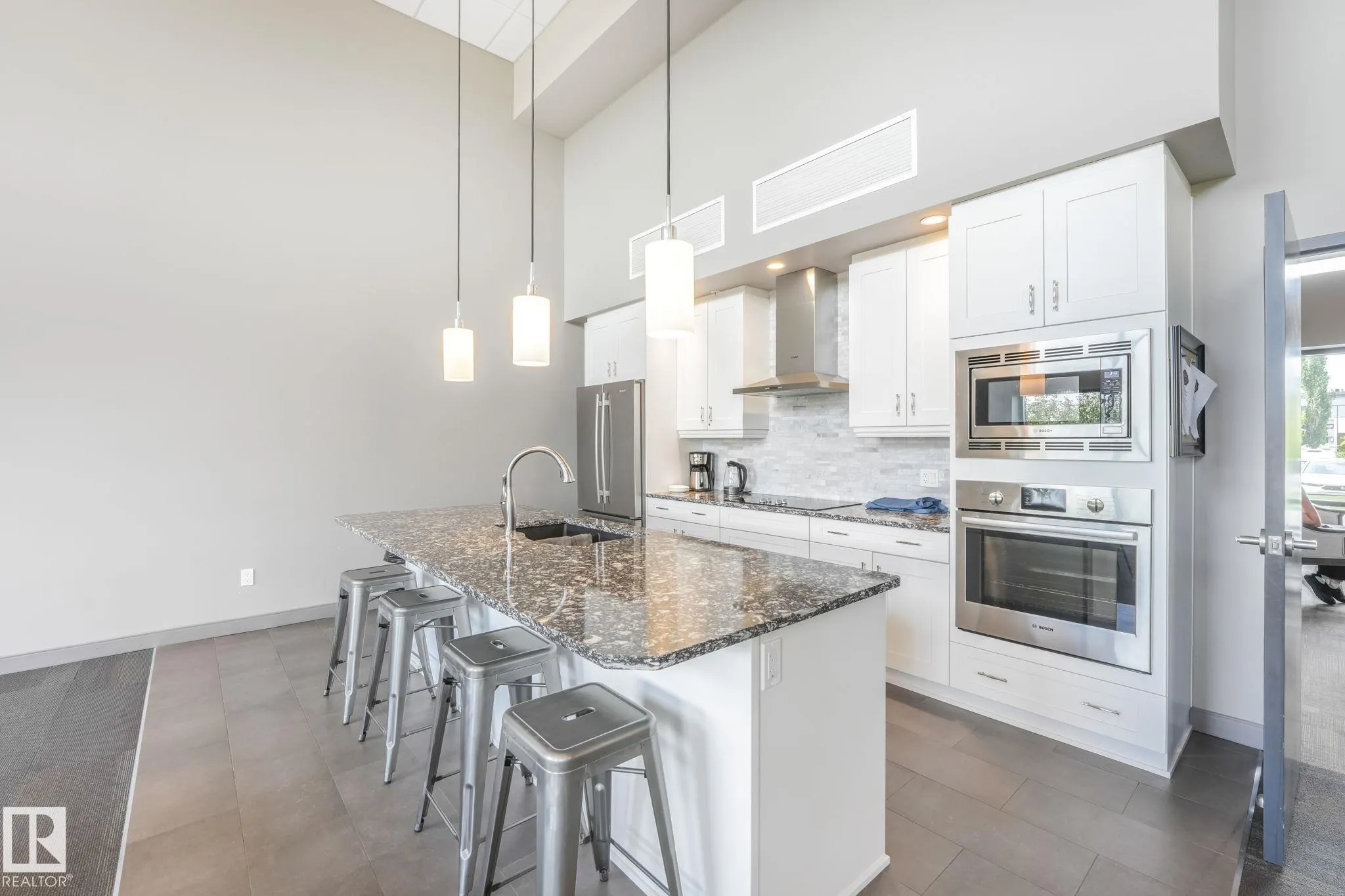 200 BELLEROSE Drive