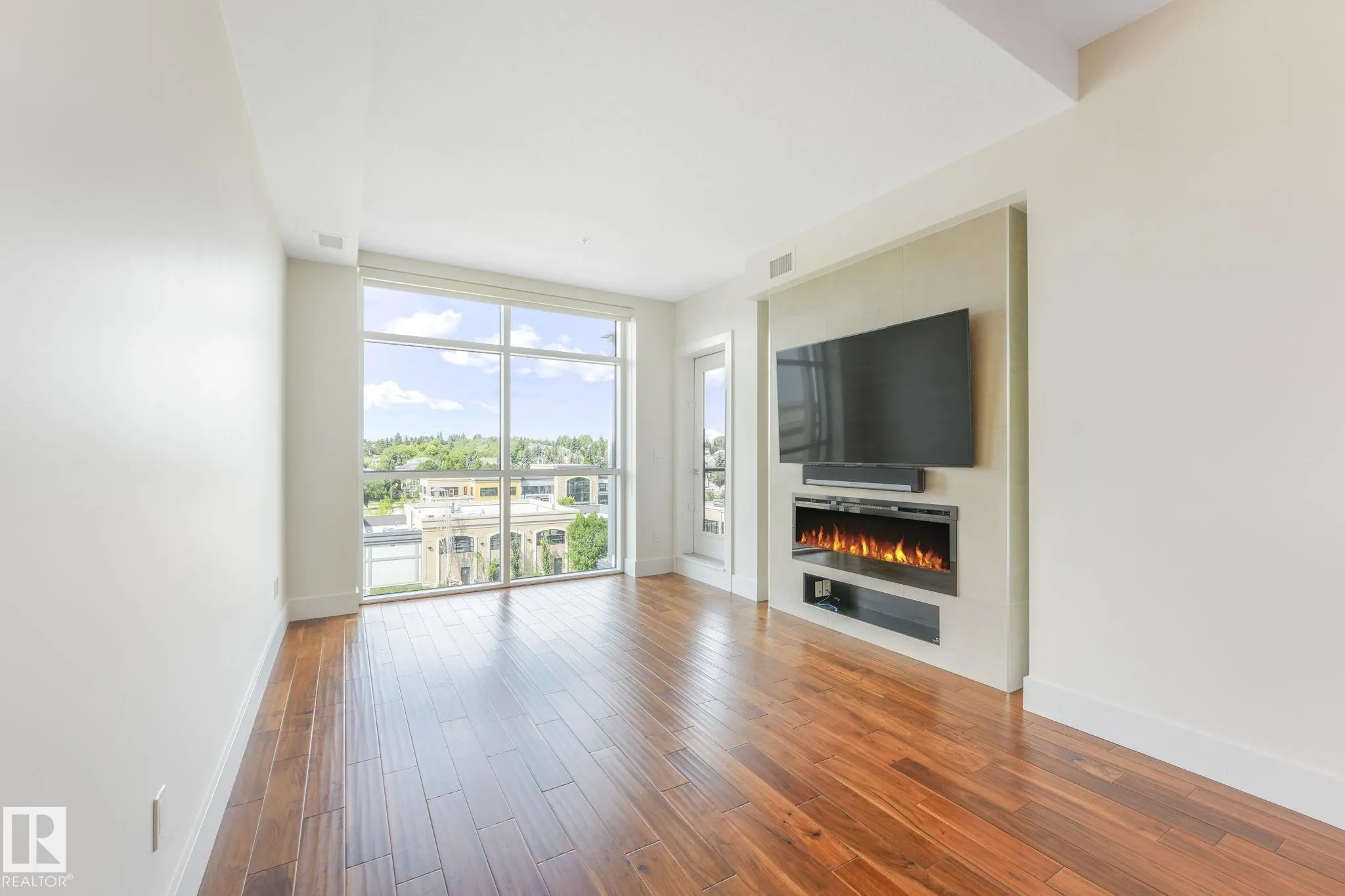 200 BELLEROSE Drive