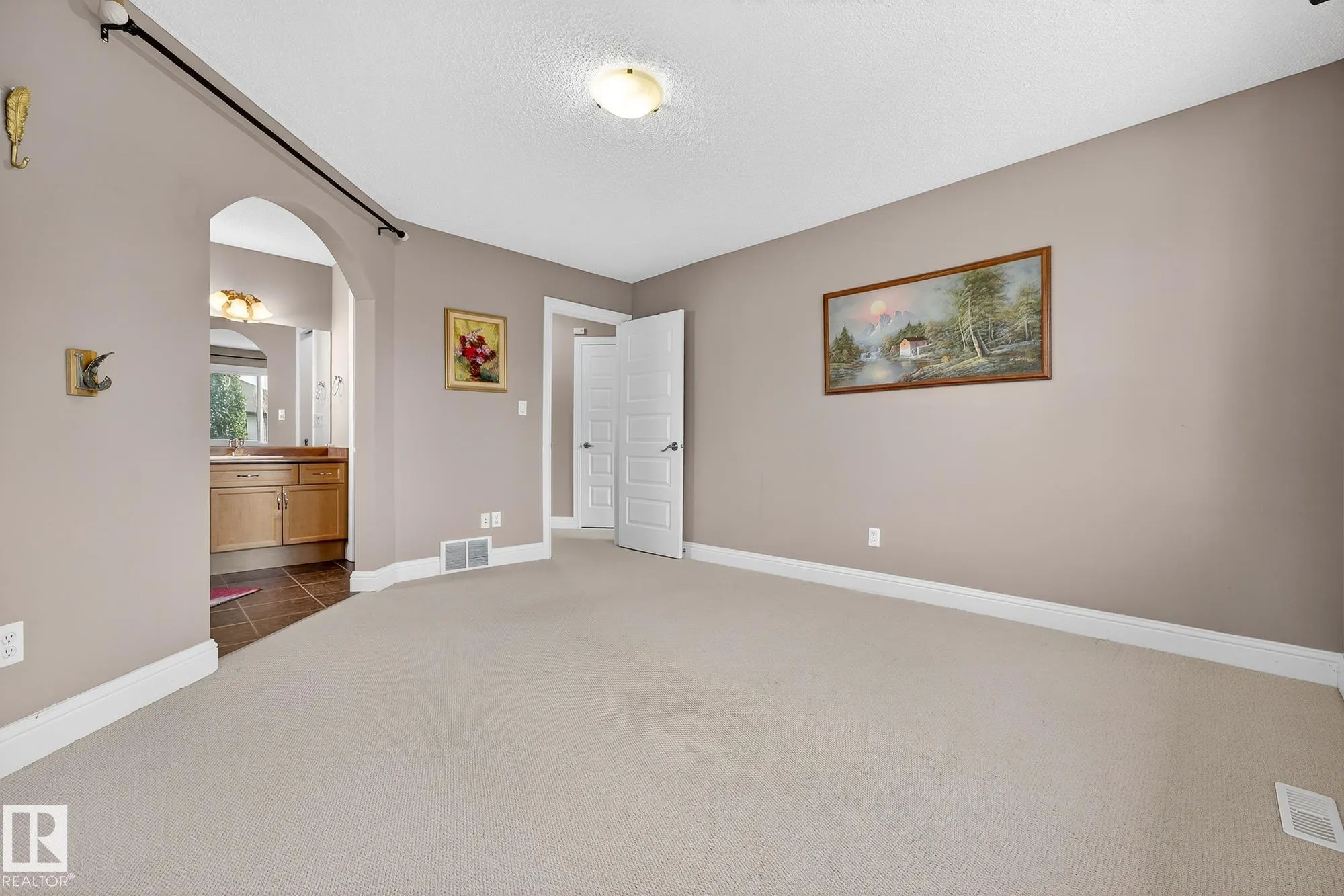 8429 SLOANE Crescent