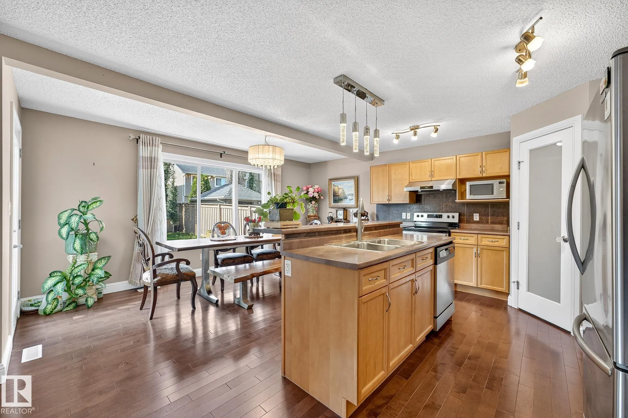8429 SLOANE Crescent