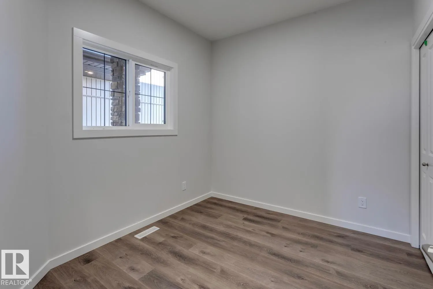 8 Chartres Close
