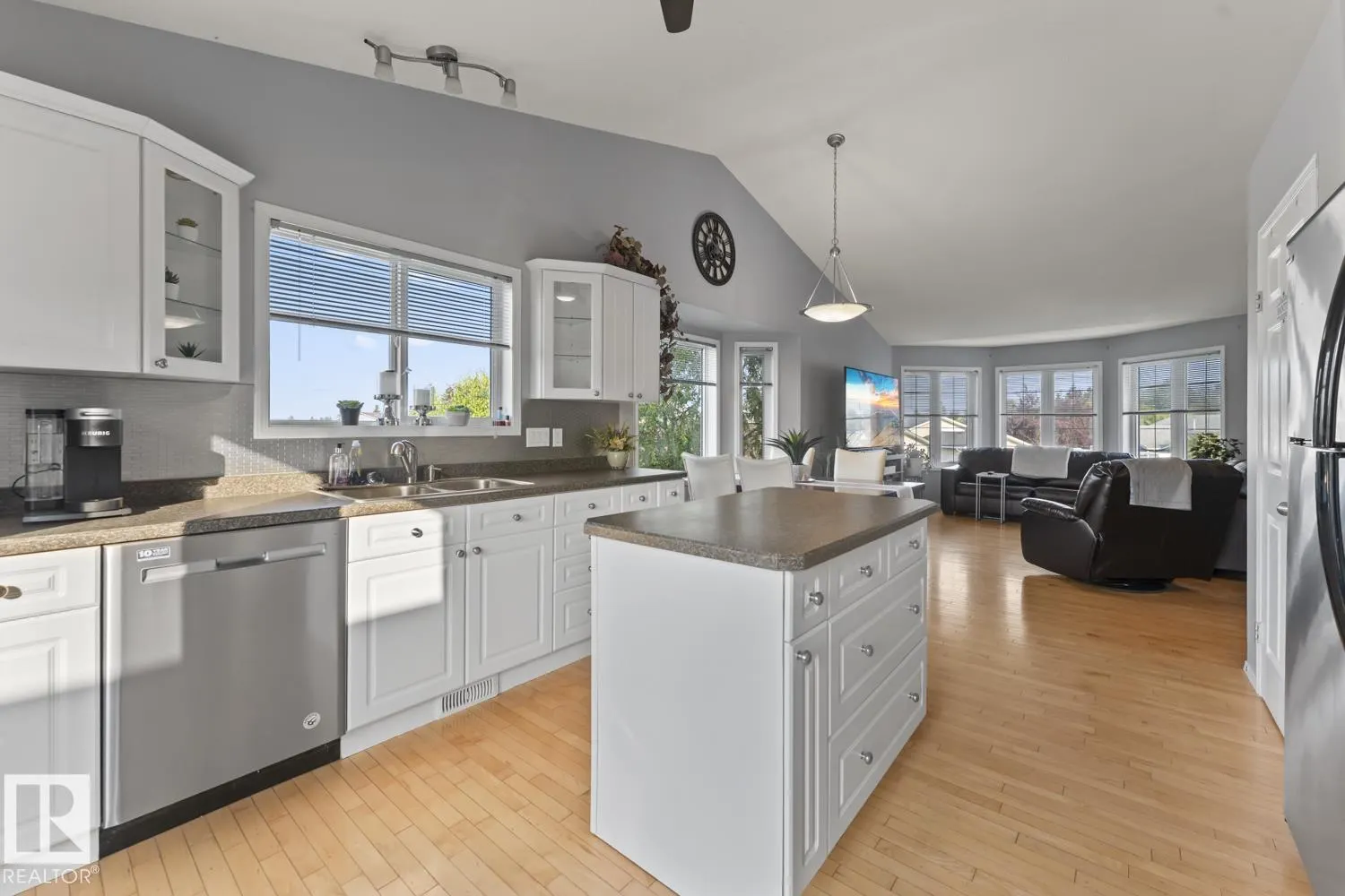 1403 Lakeridge Close
