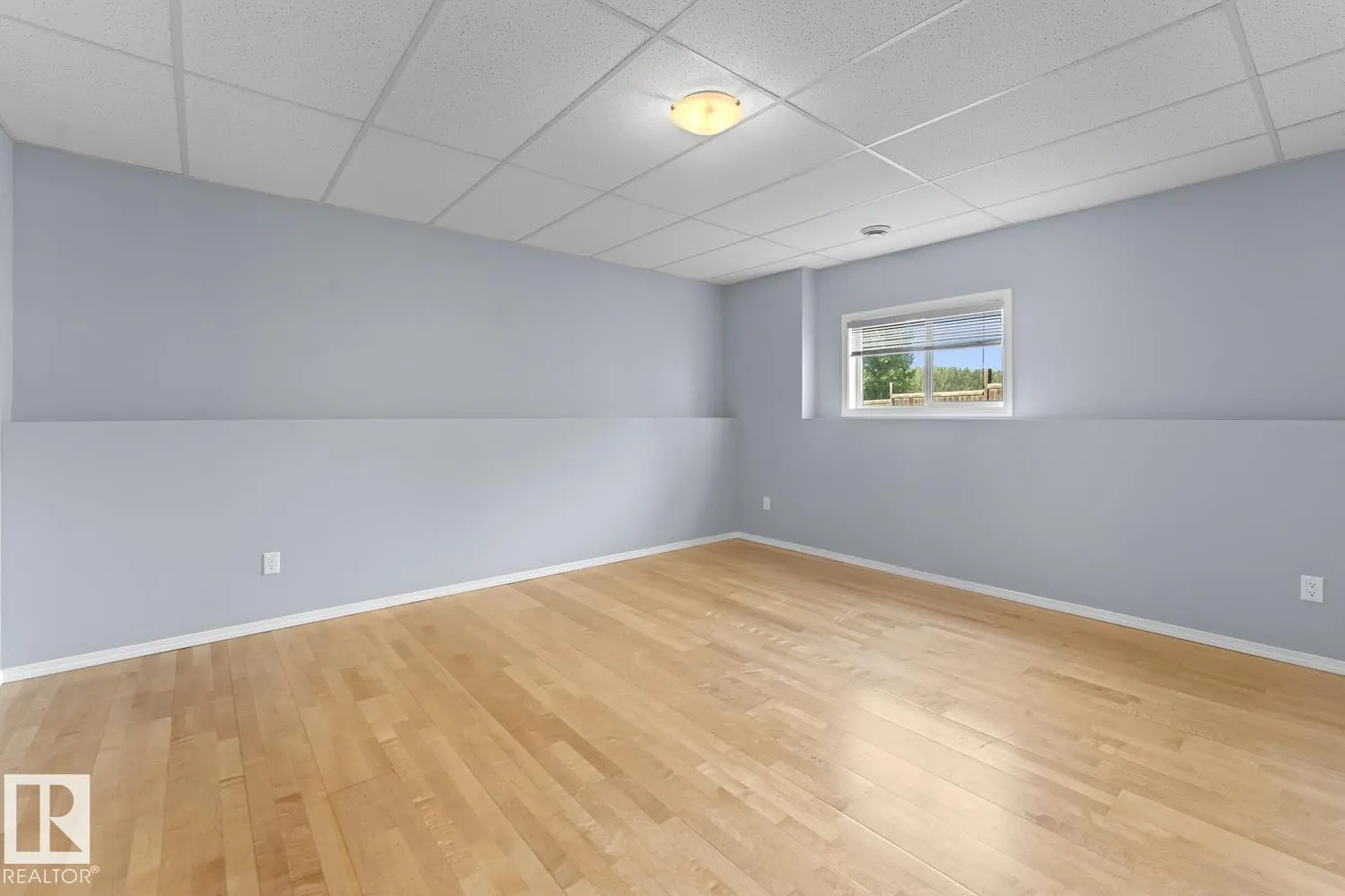 1403 Lakeridge Close