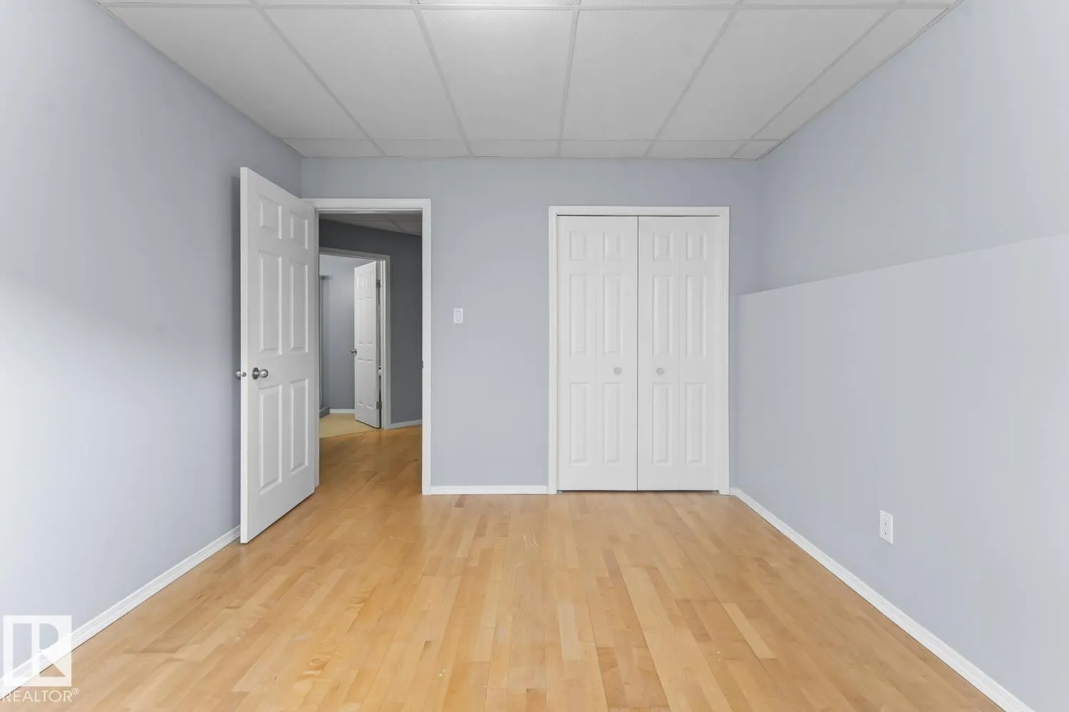 1403 Lakeridge Close