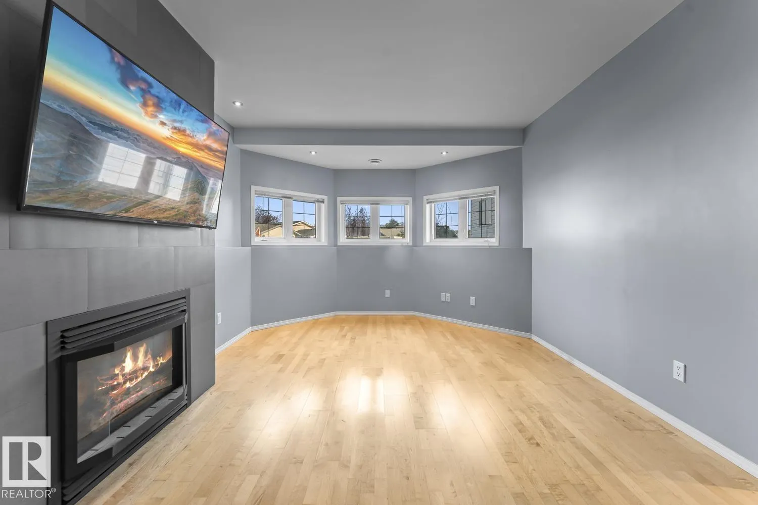 1403 Lakeridge Close