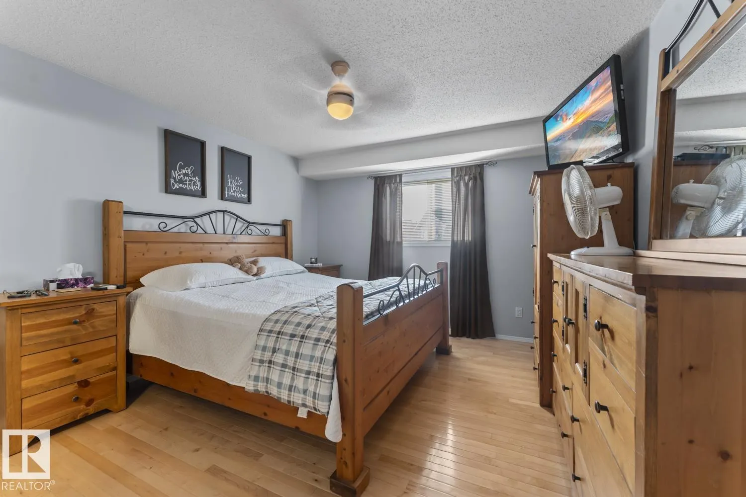 1403 Lakeridge Close