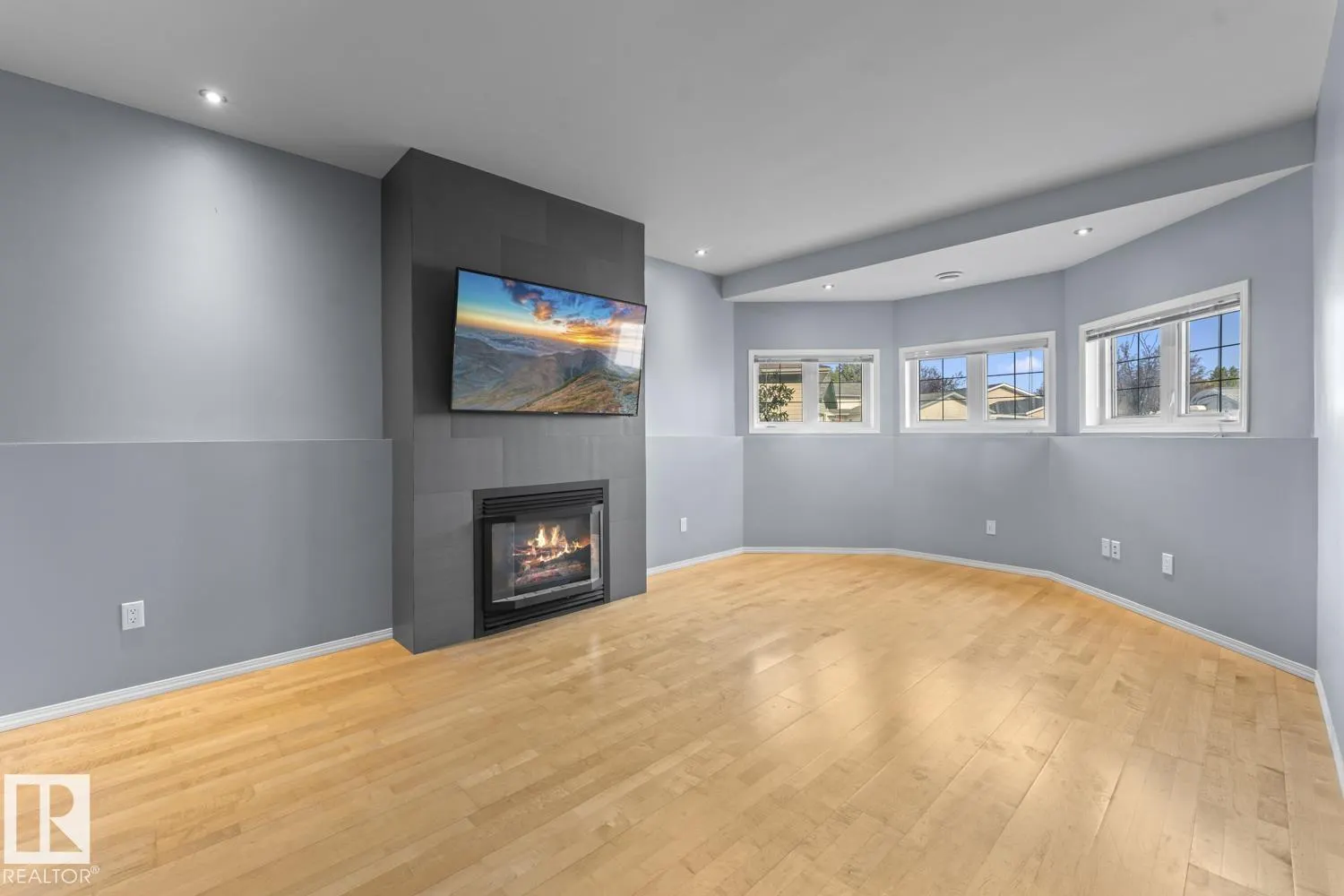 1403 Lakeridge Close