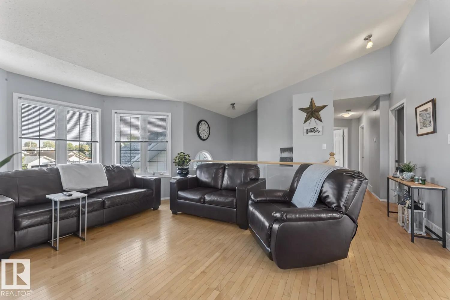 1403 Lakeridge Close