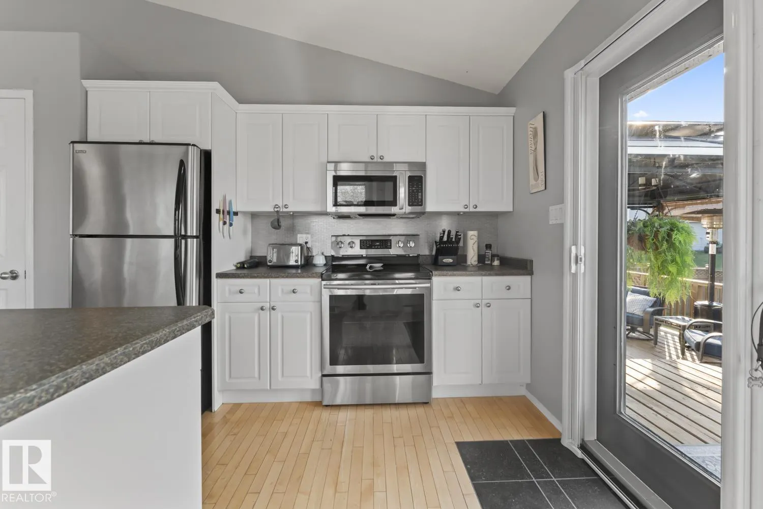 1403 Lakeridge Close