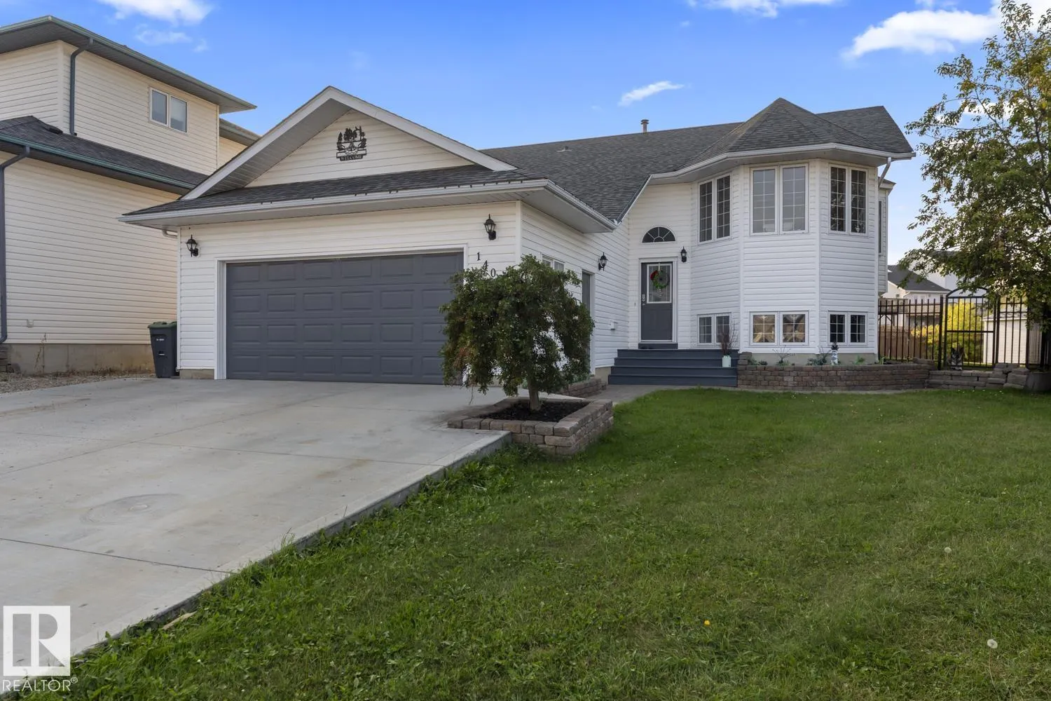 1403 Lakeridge Close