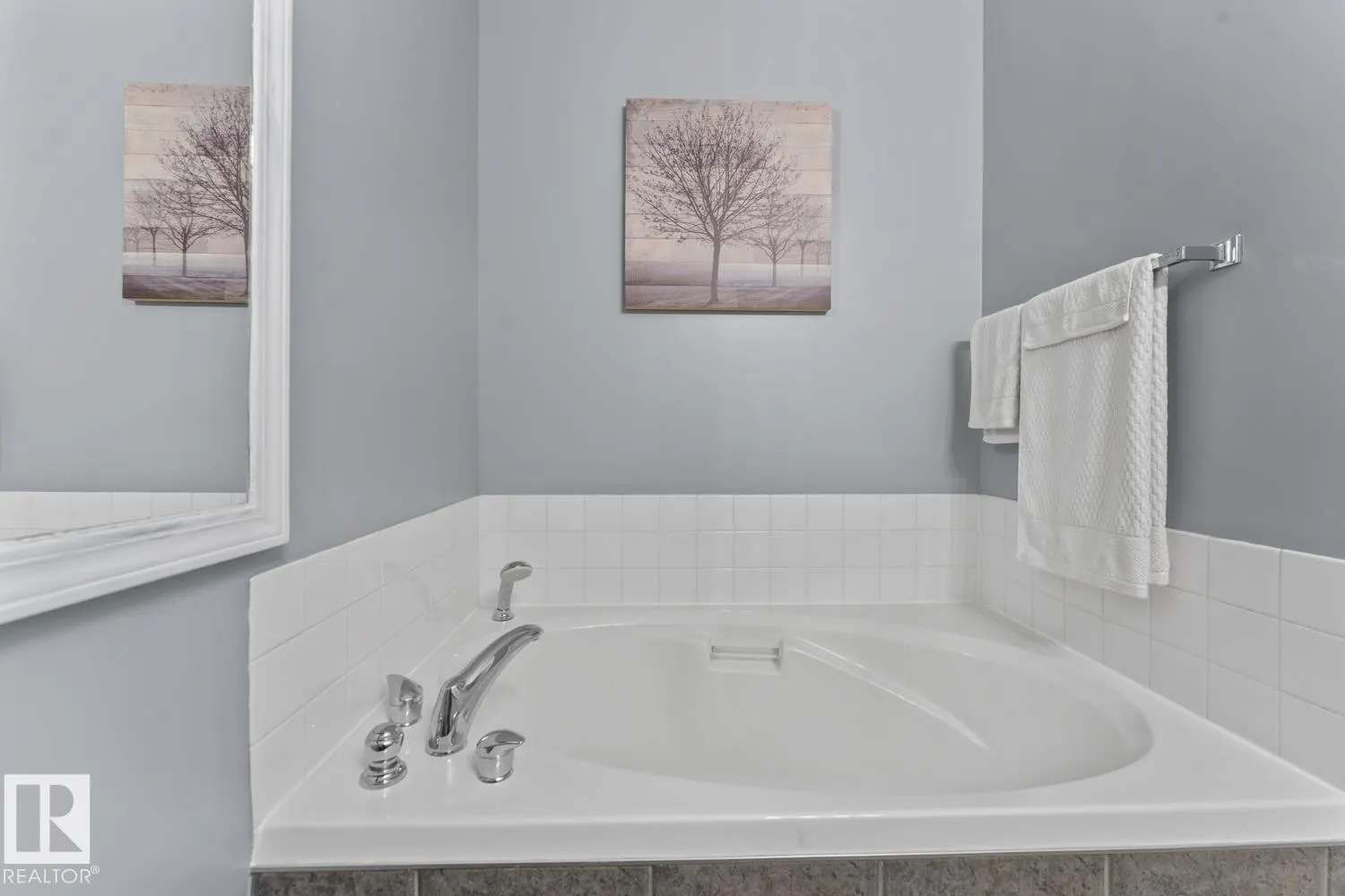 1403 Lakeridge Close