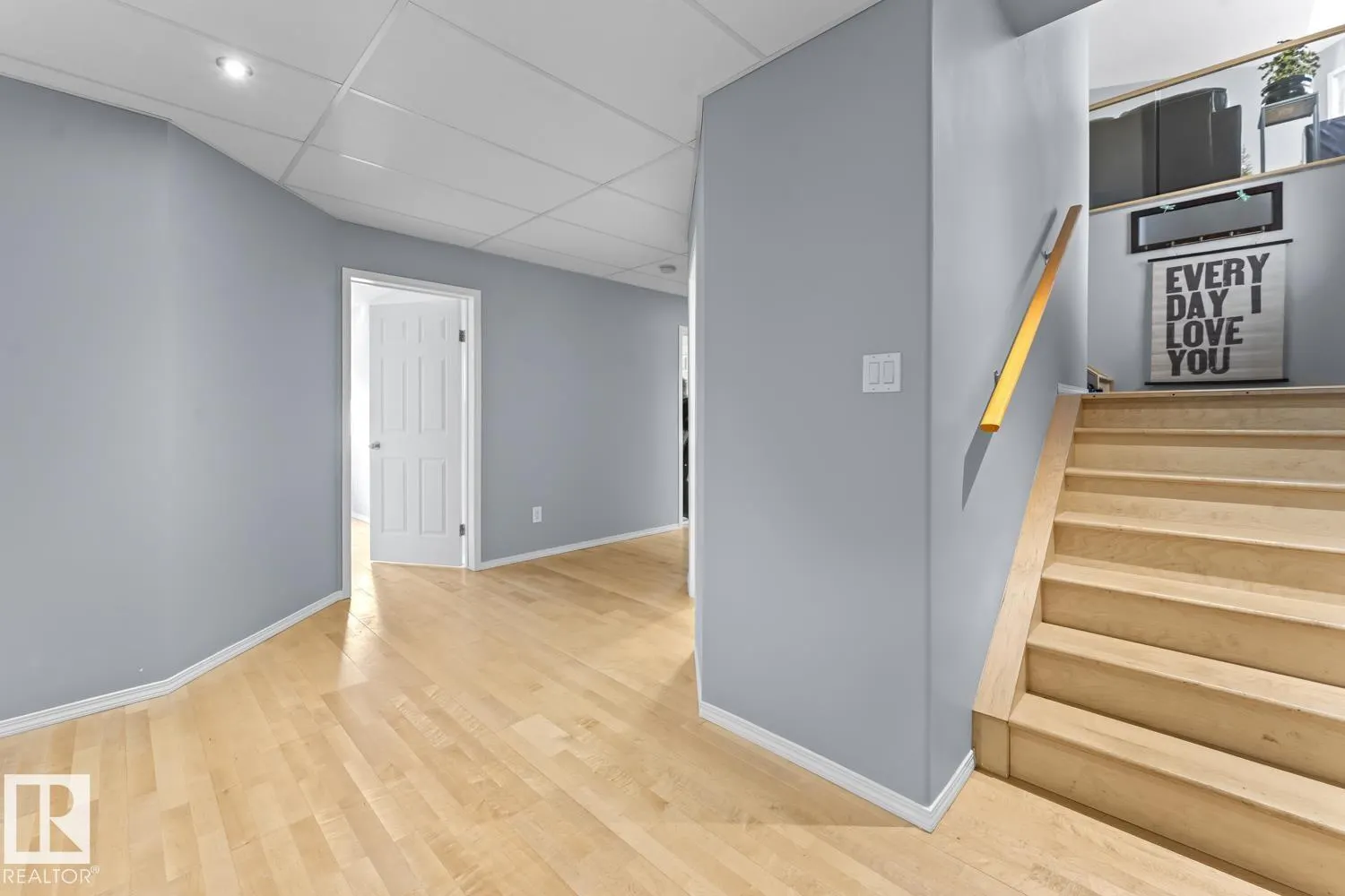 1403 Lakeridge Close