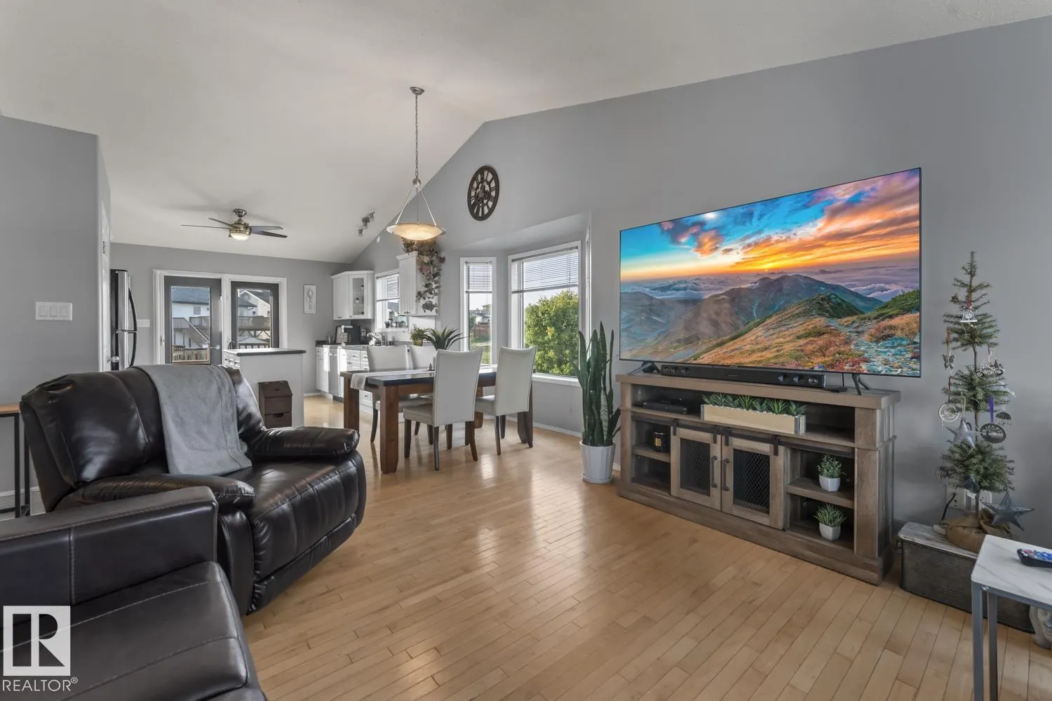 1403 Lakeridge Close