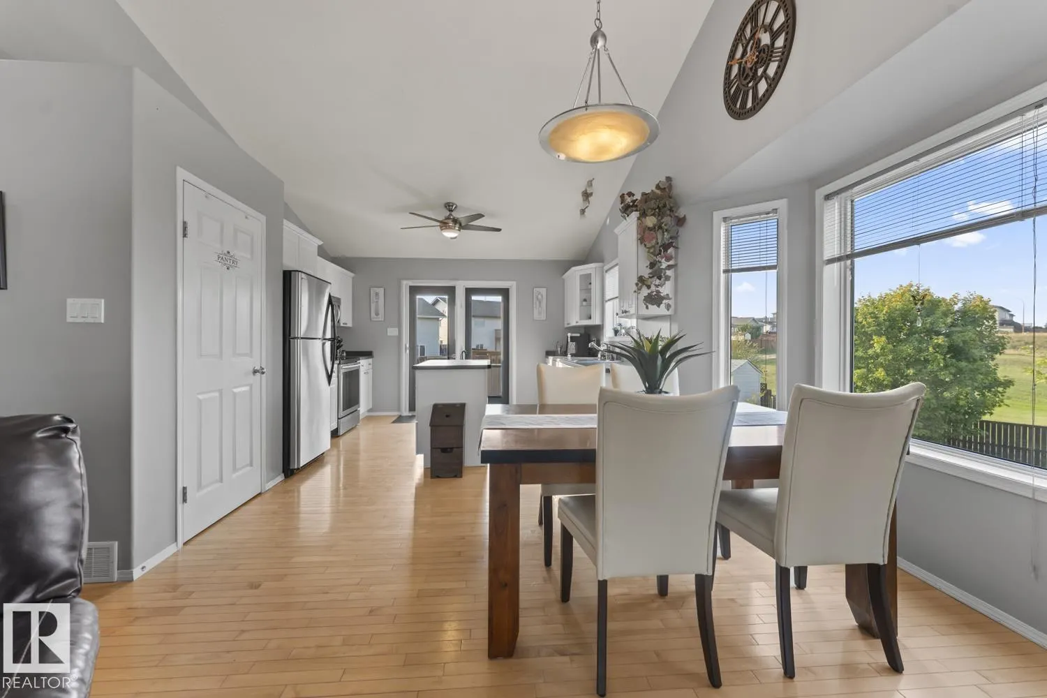 1403 Lakeridge Close